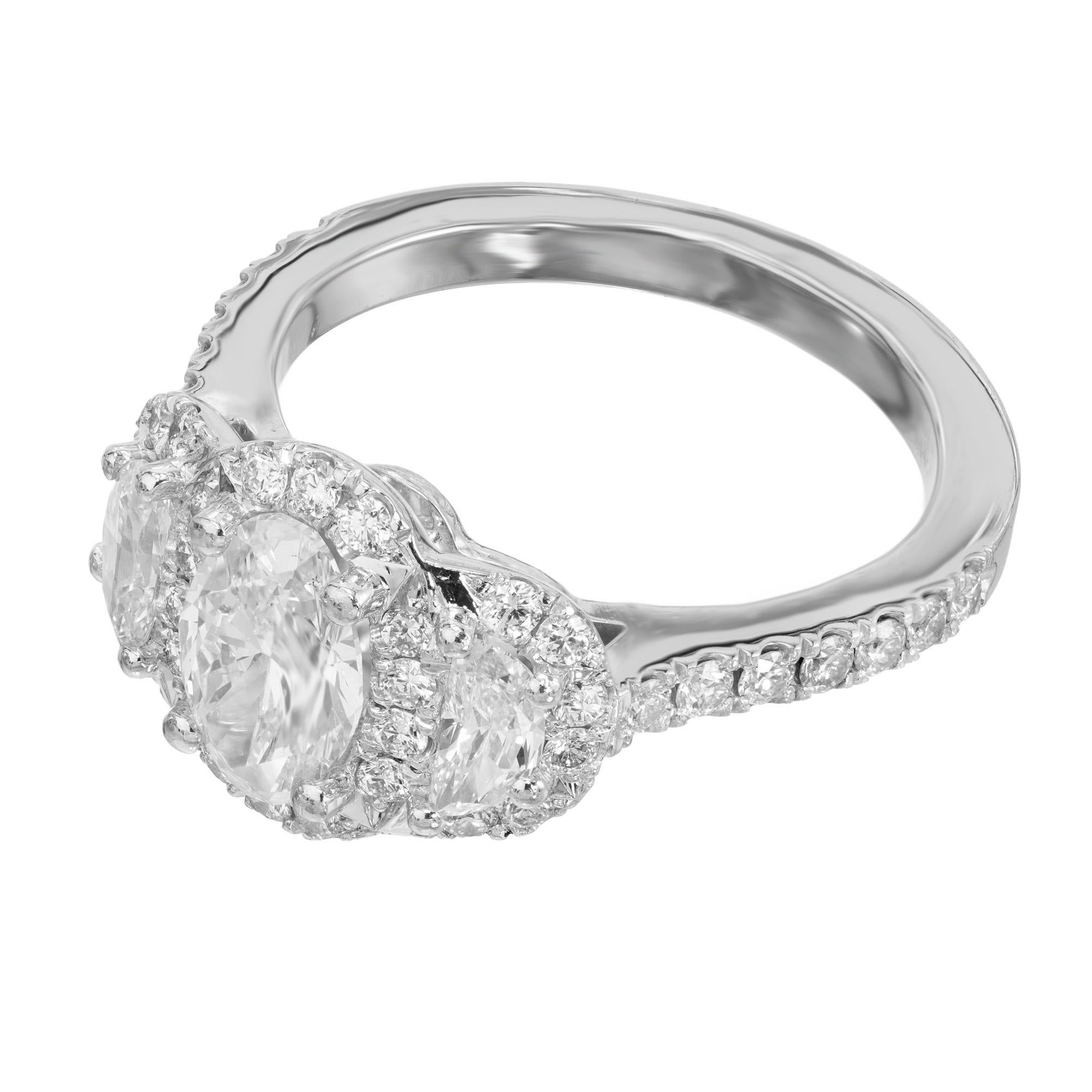 Taglio ovale Peter Suchy GIA 0,95 Carati Anello di fidanzamento ovale con diamante aureola in platino a tre pietre in vendita