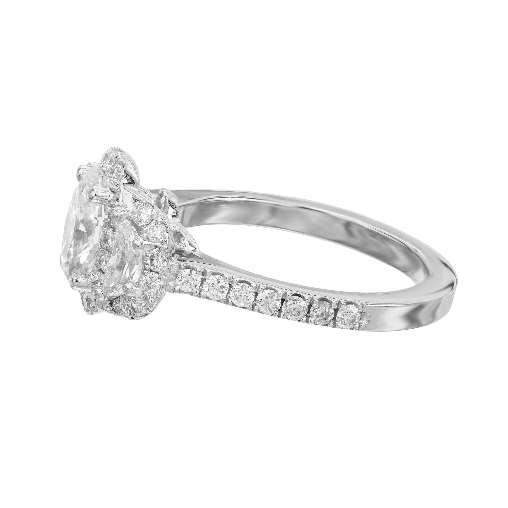 Peter Suchy GIA 0,95 Carati Anello di fidanzamento ovale con diamante aureola in platino a tre pietre in vendita 1