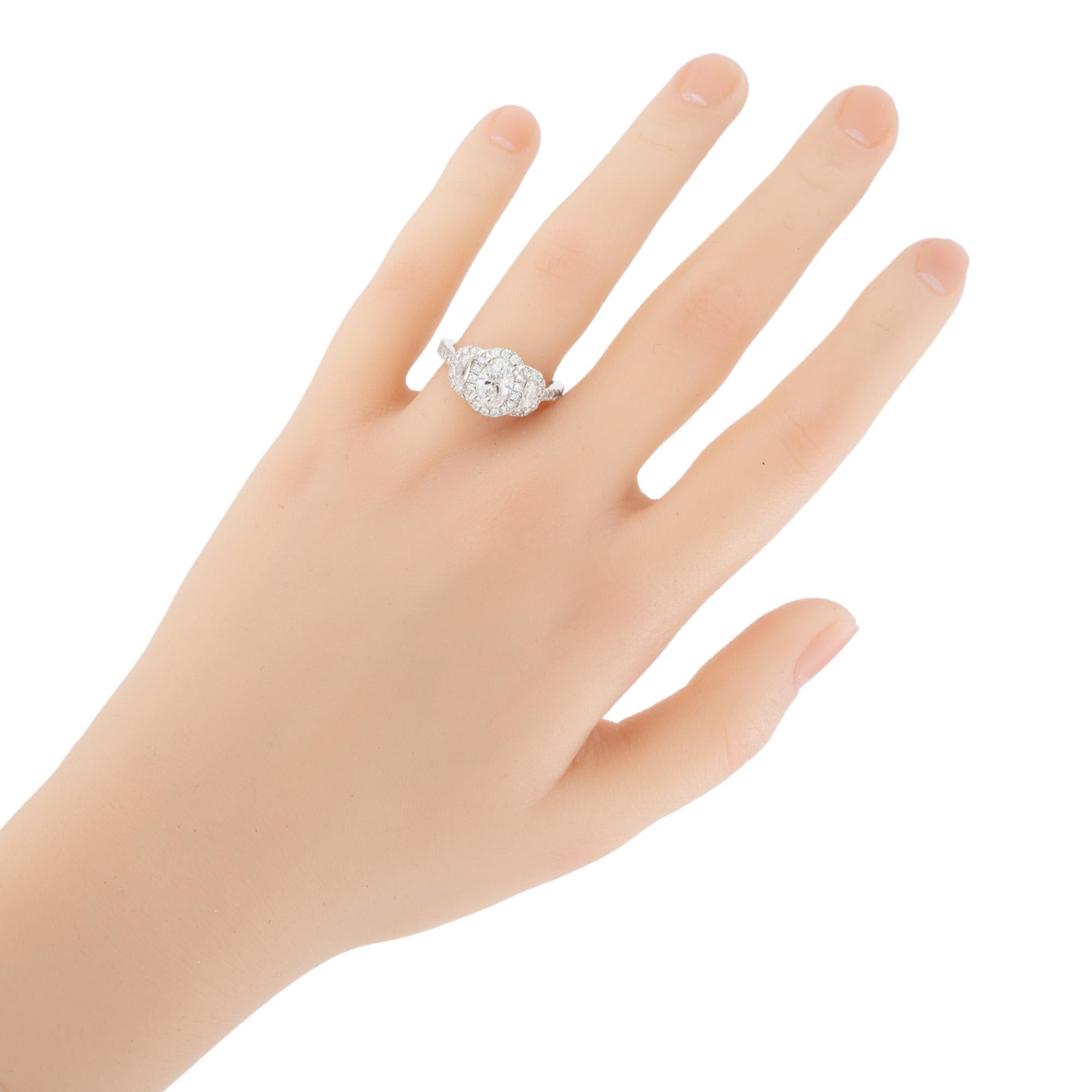 Peter Suchy GIA 0,95 Carati Anello di fidanzamento ovale con diamante aureola in platino a tre pietre in vendita 3