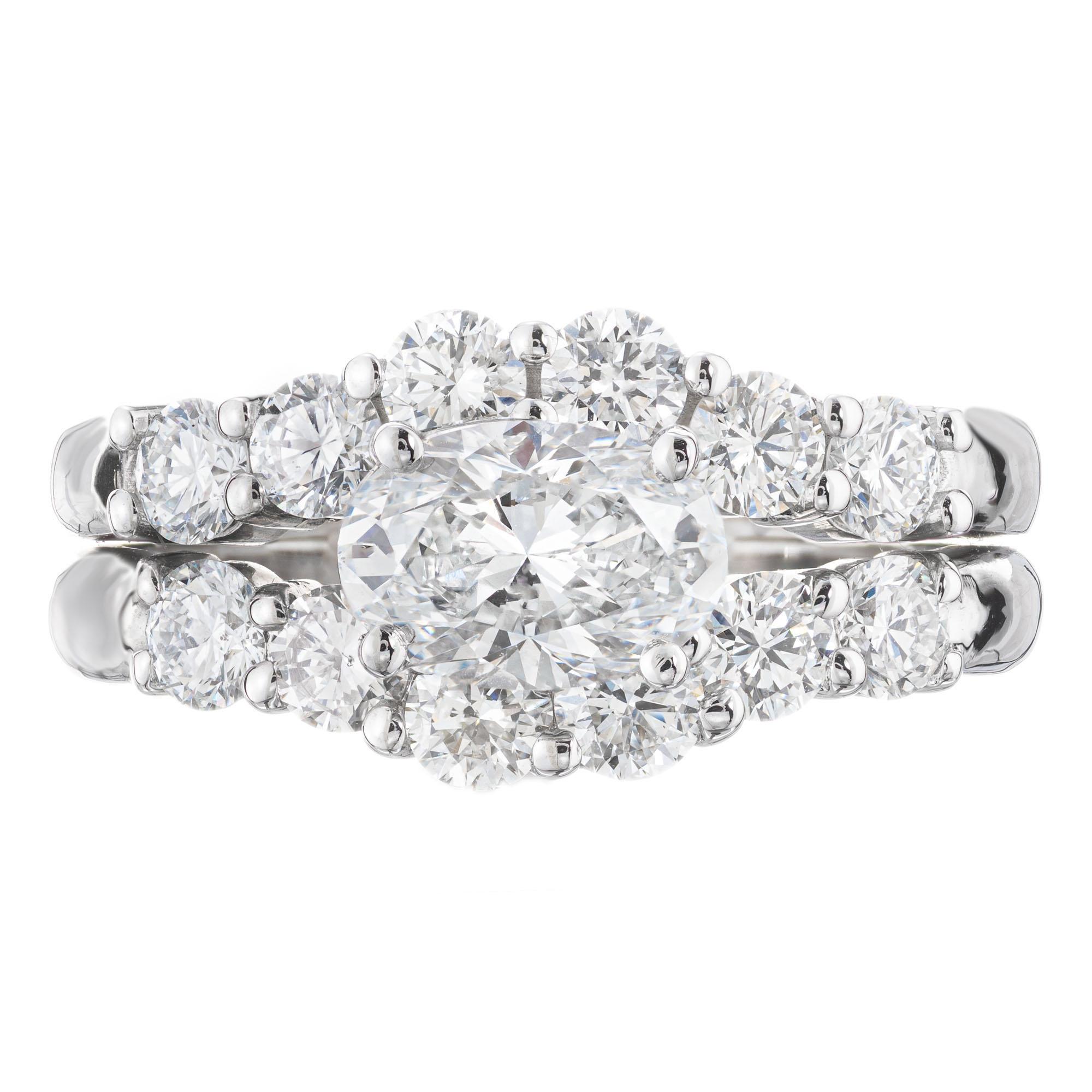 Peter Suchy Diamant-Verlobungsring mit einem ideal geschliffenen, GIA-zertifizierten ovalen Diamanten mit einem Gewicht von 1,01 Karat als Mittelstein. Der Stein ist seitlich in einer gewölbten Platinfassung mit 12 runden Diamanten im