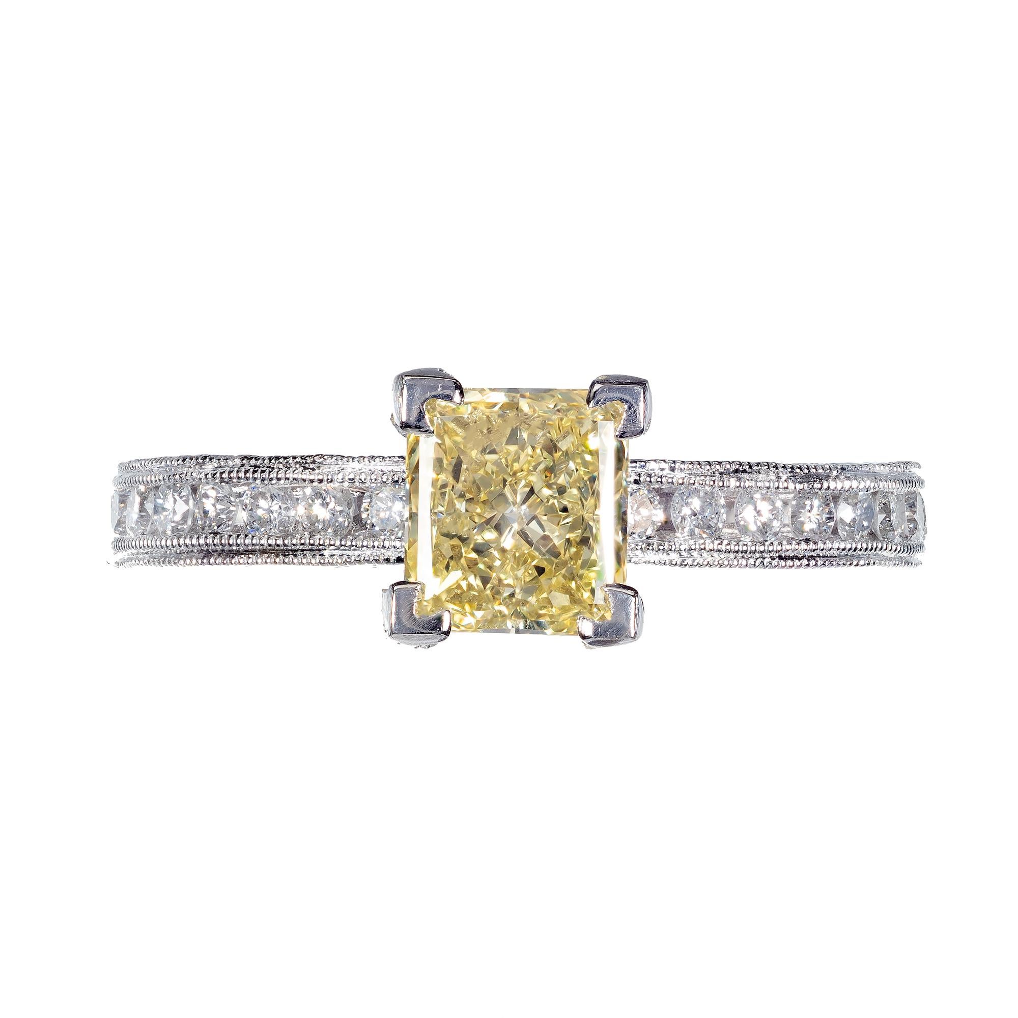 Bague de fiançailles en diamant jaune et blanc. Pierre centrale jaune fantaisie de taille princesse, dans une monture en platine gravée à la main avec des épaulements sertis en canal perlé et des diamants d'accentuation pavés. Certifié par le GIA