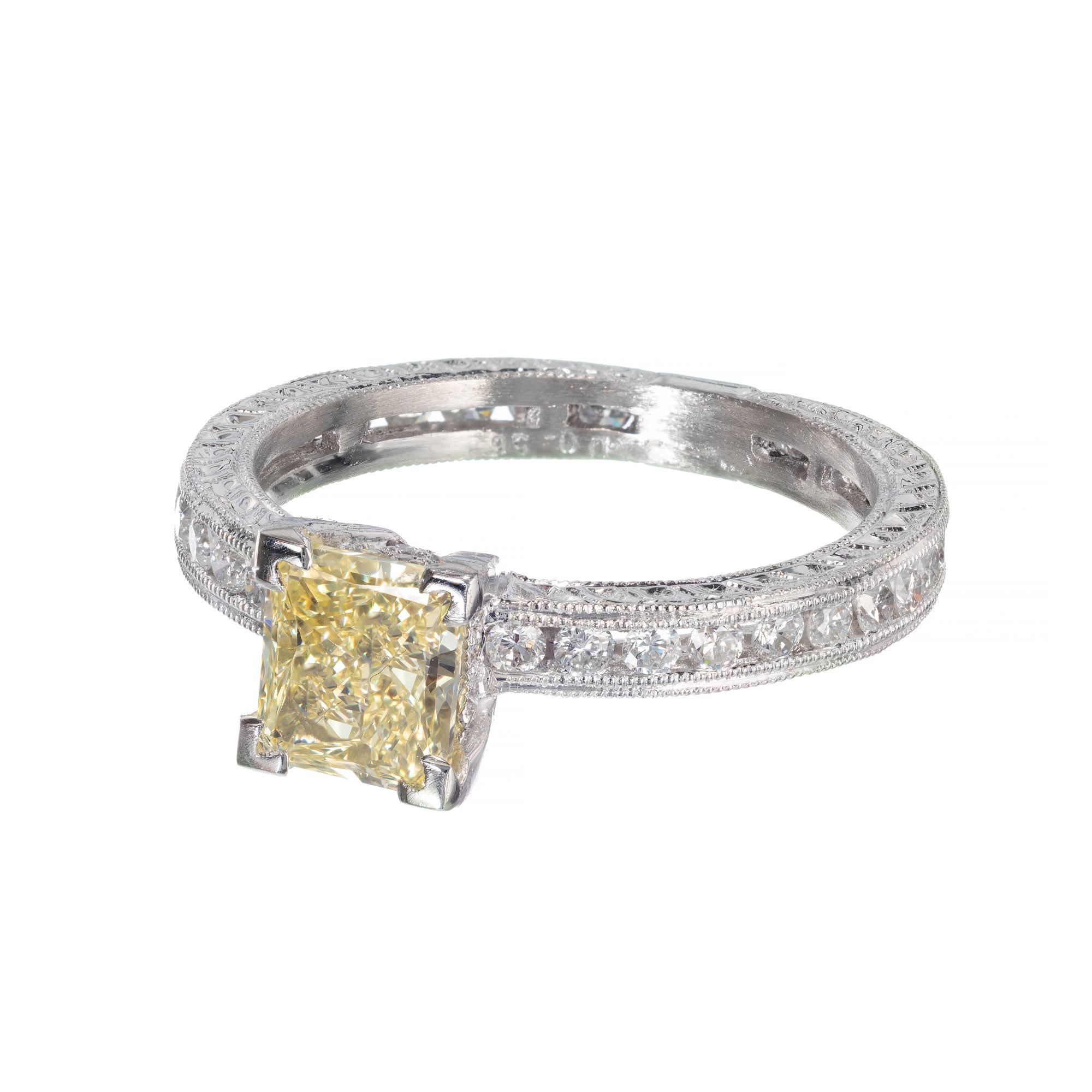 Taille princesse Bague de fiançailles Peter Suchy en platine avec diamant jaune de 1,04 carat certifié par le GIA en vente