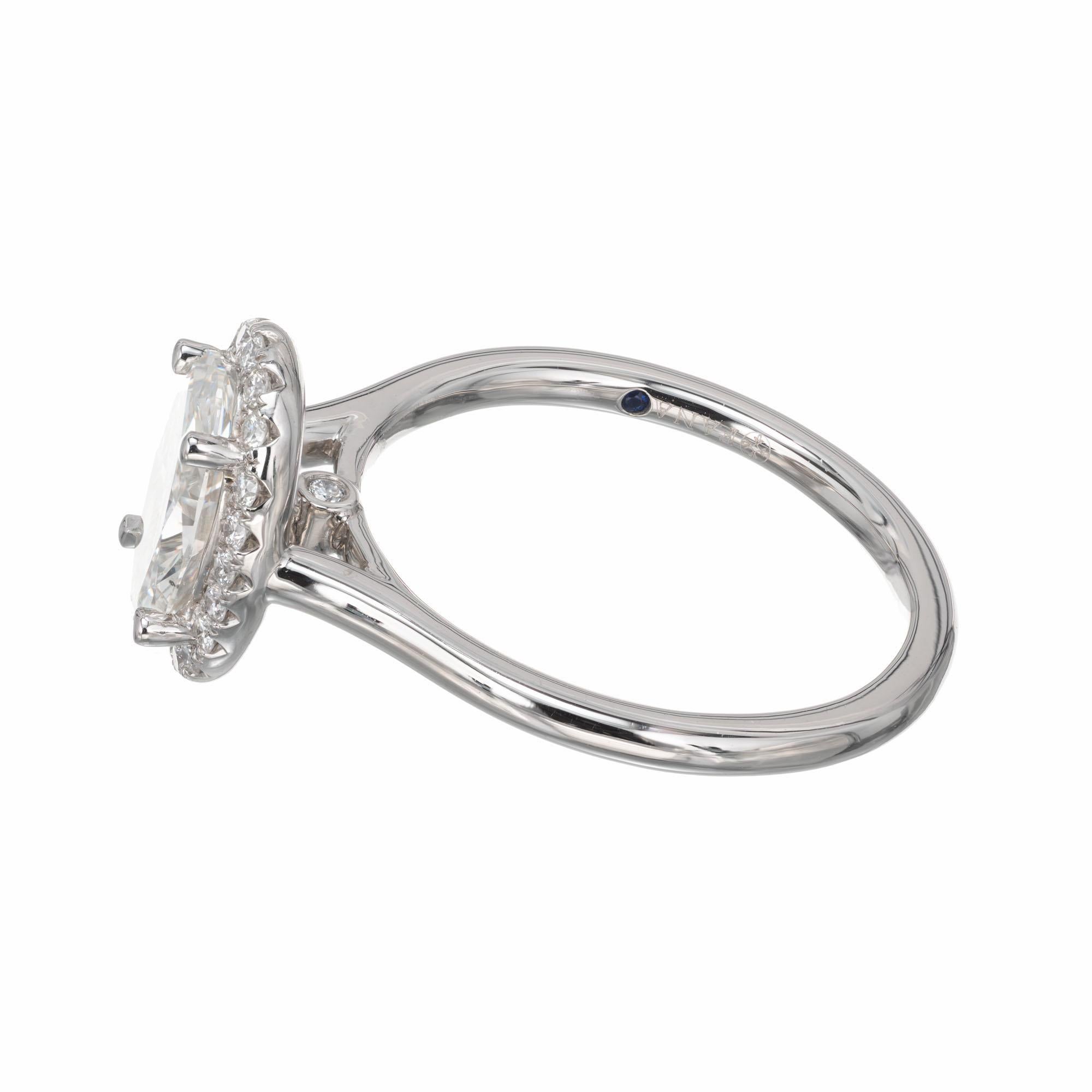 Taille ovale Bague de fiançailles en platine avec halo de diamants ovales de 1,17 carat certifiés GIA de Peter Suchy en vente