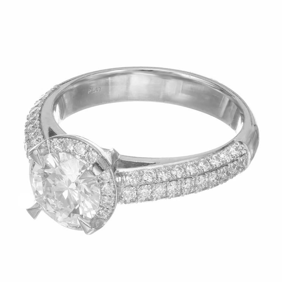 Taille ronde Bague de fiançailles Peter Suchy en platine avec halo de diamants de 1,22 carat certifiés GIA en vente