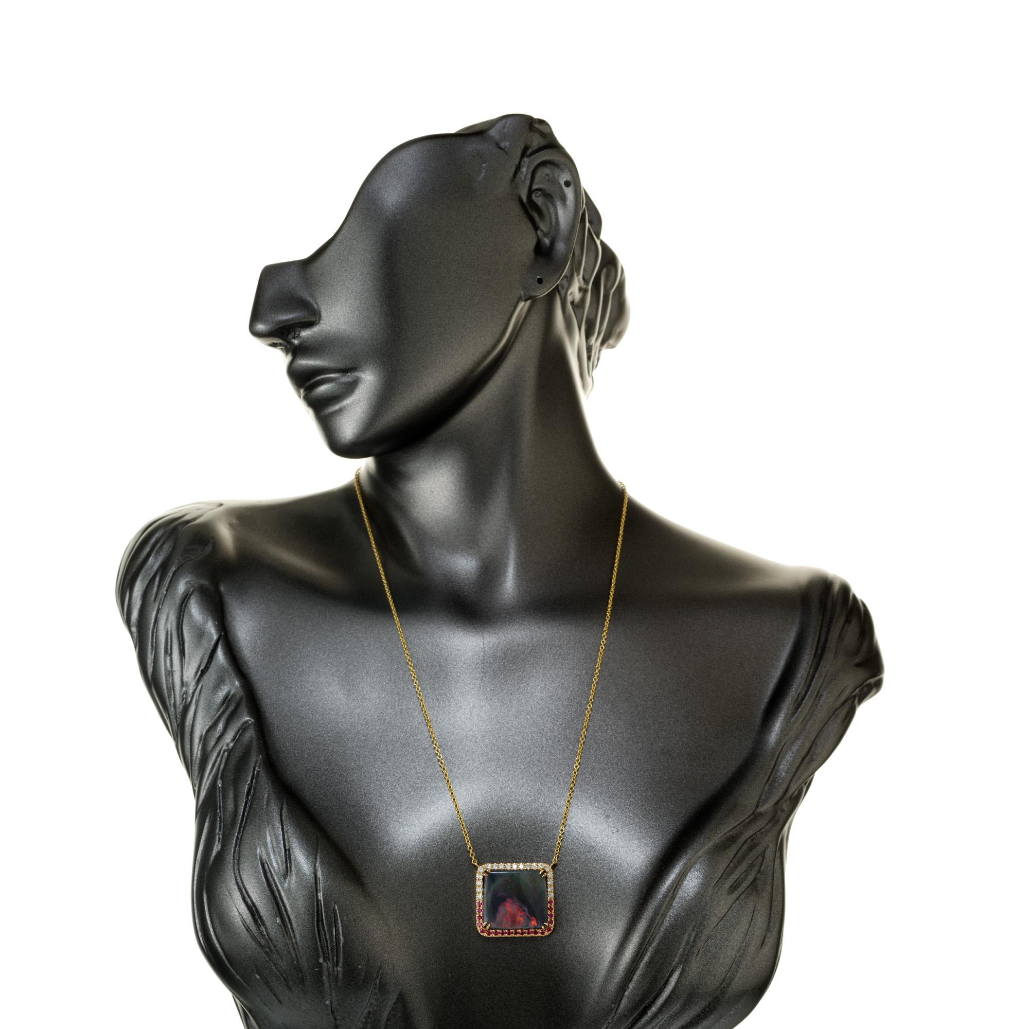 Colgante de oro amarillo con ópalo, diamante y rubí de 13,74 quilates, certificado por el GIA Peter Suchy en venta 2