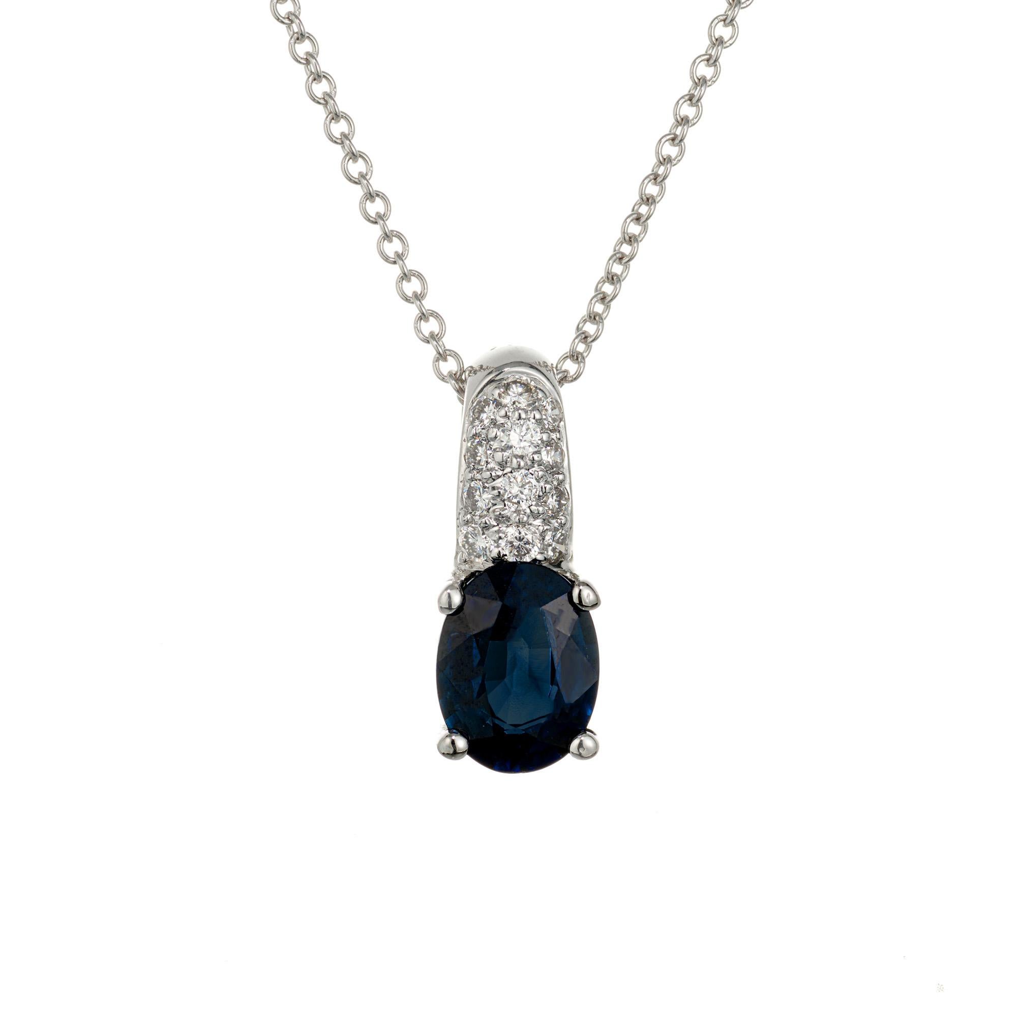 Collier pendentif en saphir et diamant. Saphir bleu ovale de 1,45 carat, naturel et non traité, certifié par le GIA, dans un pendentif en or blanc 18 carats, avec 12 diamants ronds de taille brillant en grappe sur le collier. Chaîne de 18 pouces.