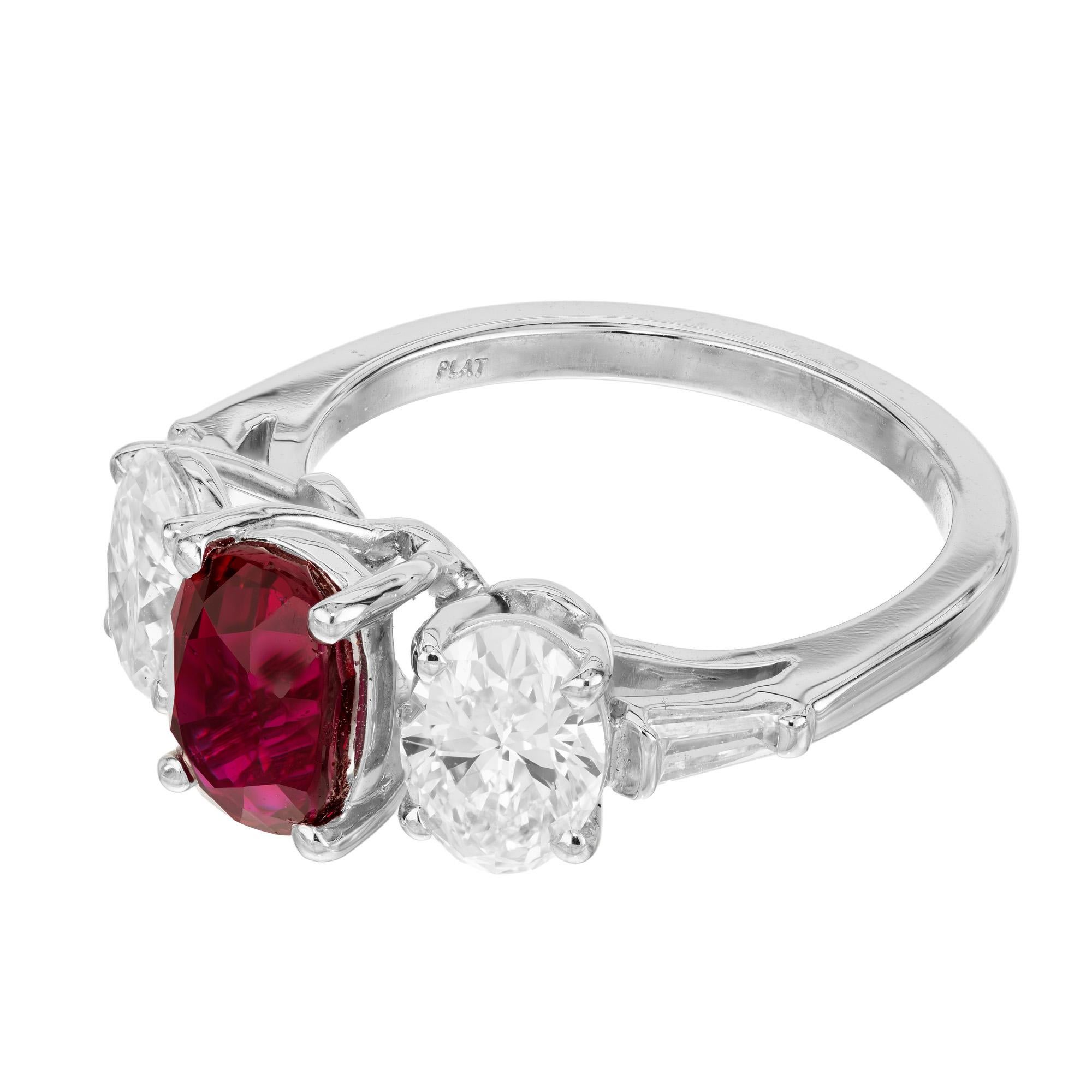 Taille ovale Peter Suchy, bague à trois pierres en platine avec rubis ovale certifié GIA de 2,02 carats et diamants en vente