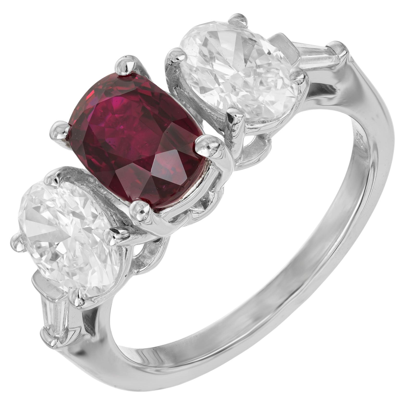 Peter Suchy, bague à trois pierres en platine avec rubis ovale certifié GIA de 2,02 carats et diamants en vente