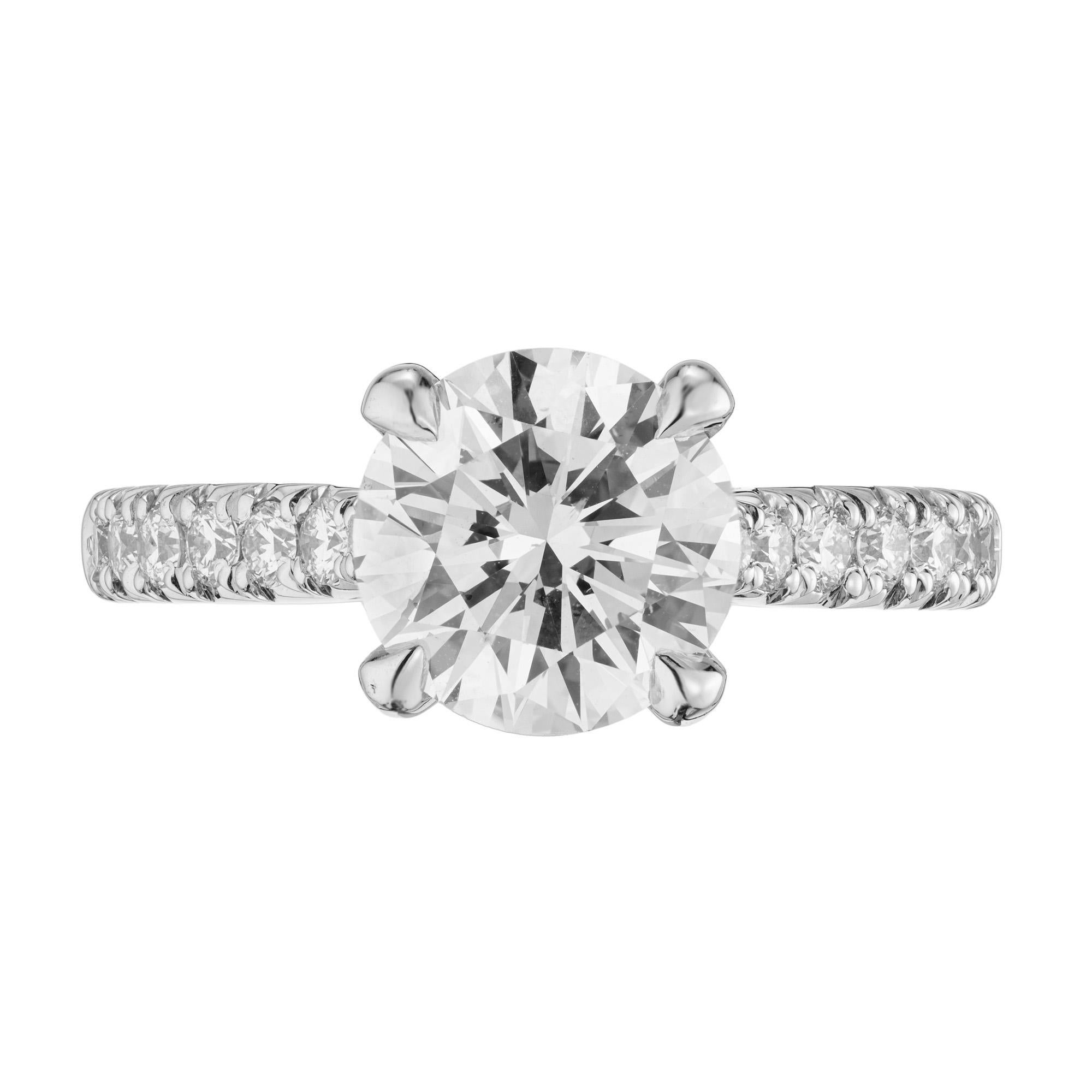  Classico solitario con diamante a 4 punte che permette alla fascia di adattarsi a filo con i diamanti taglio ideale incastonati che salgono dolcemente sui lati.  Incastonato con uno scintillante diamante certificato GIA da 2,08ct, colore I VS2. Dal