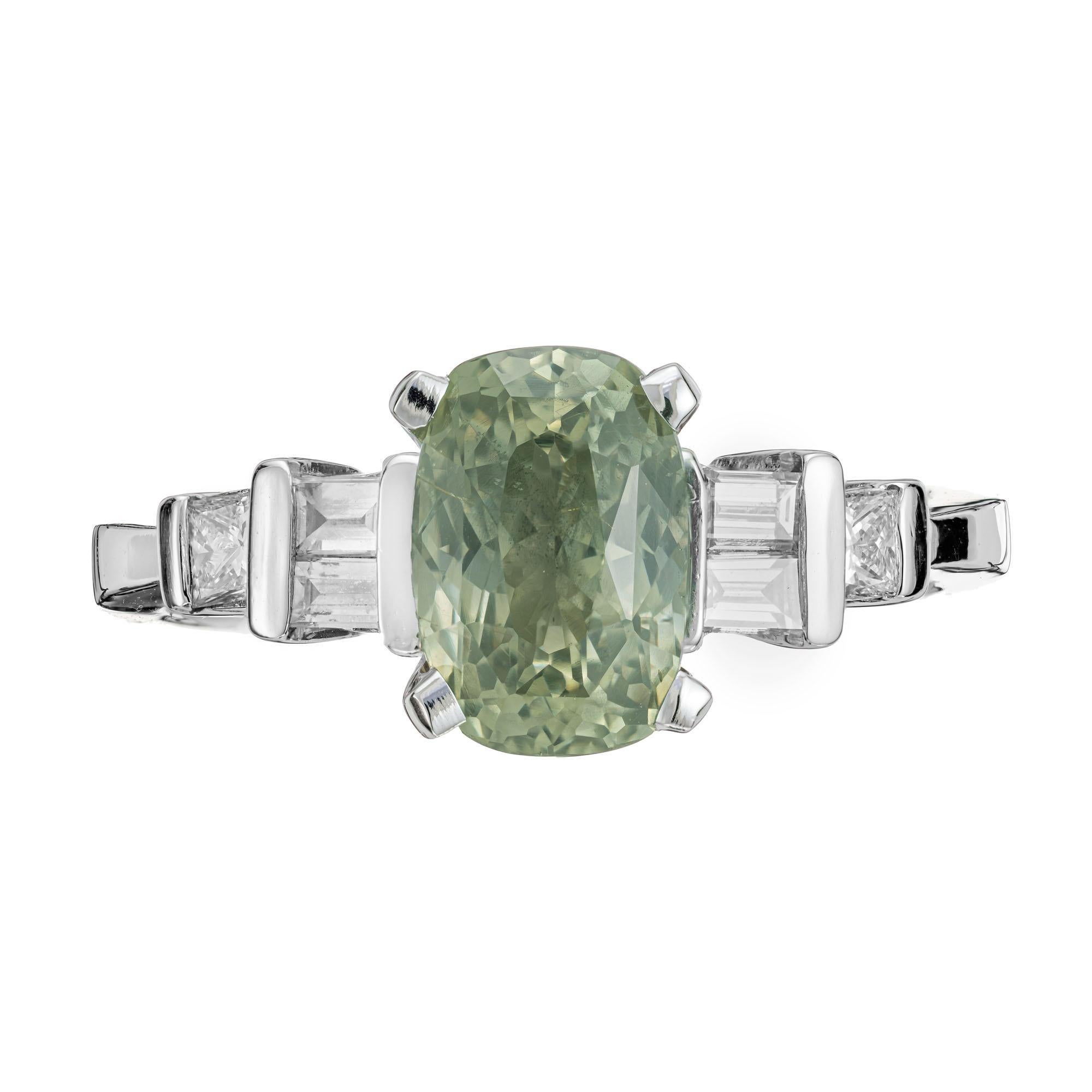 Bague de fiançailles en saphir et diamant. Saphir vert de taille coussin certifié GIA, serti en platine avec 4 diamants latéraux de taille baguette et 2 de taille princesse. Ce saphir naturel unique, non traité, de couleur vert kaki et taillé en