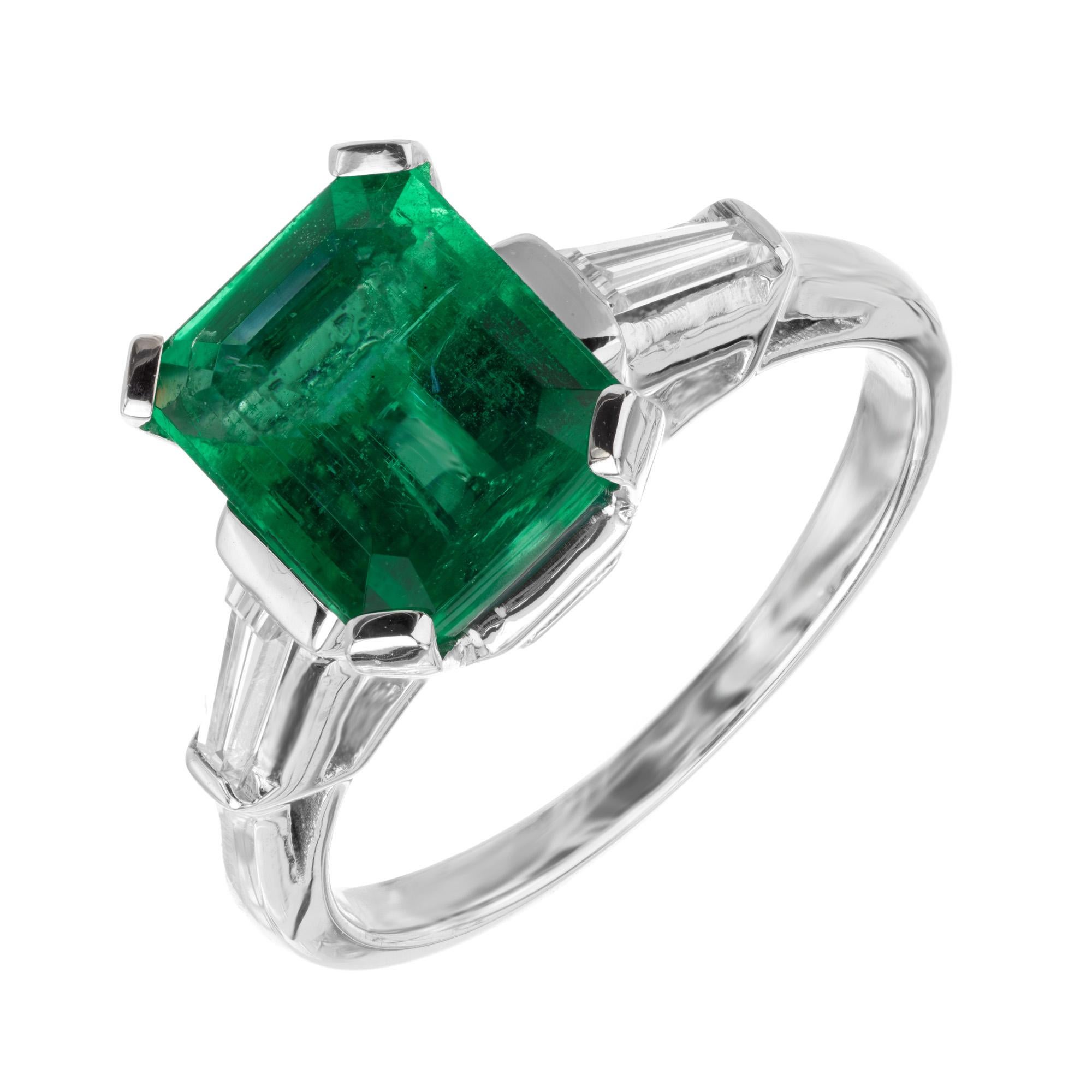 El anillo de diamantes y esmeralda africana de Zambia de 2,38 quilates naturales con certificado GIA es una impresionante orquestación de elegancia y sofisticación. Esta impresionante pieza exhibe una vibrante Esmeralda verde tallada de 2,38