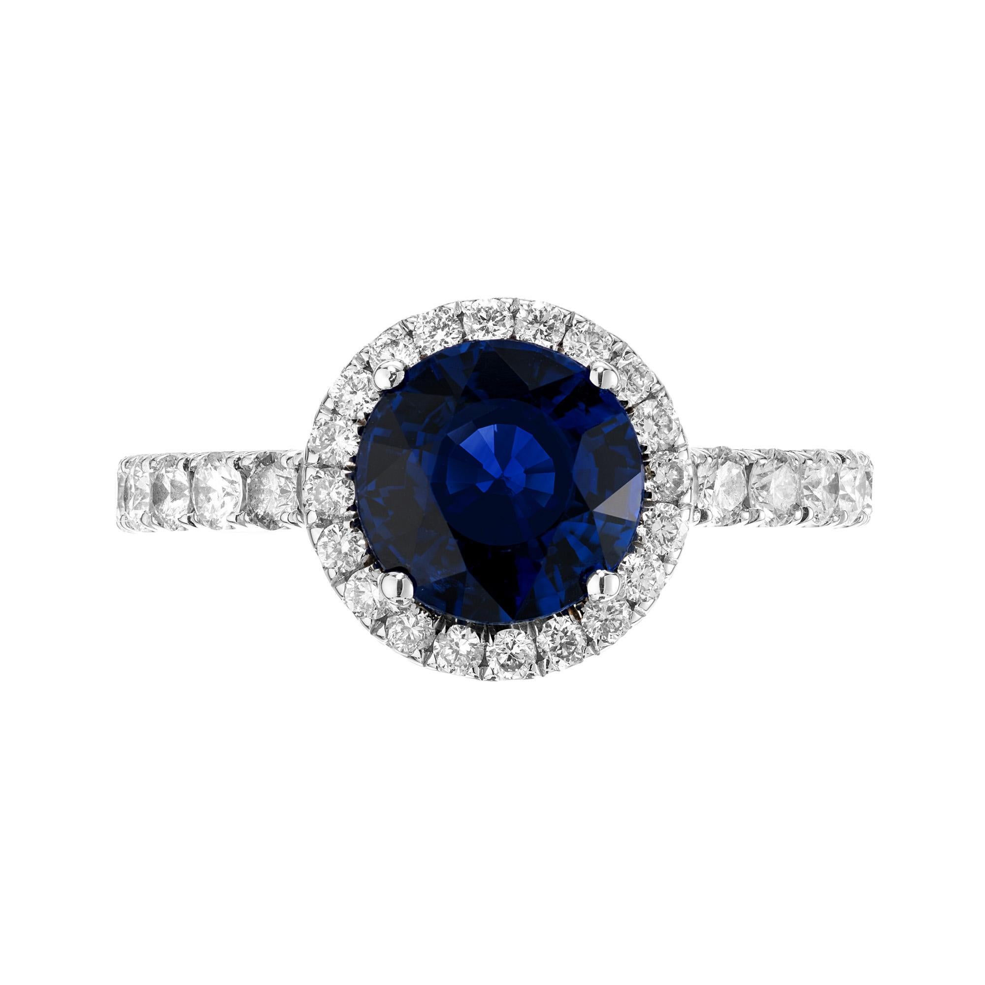 Découvrez l'allure exquise de la bague de fiançailles en or blanc 14k de 2,56 ct de saphirs ronds et de diamants, certifiée GIA, de Peters Whiting. Le saphir rond central, d'une taille de 2,56 carats, séduit par sa teinte profonde et veloutée