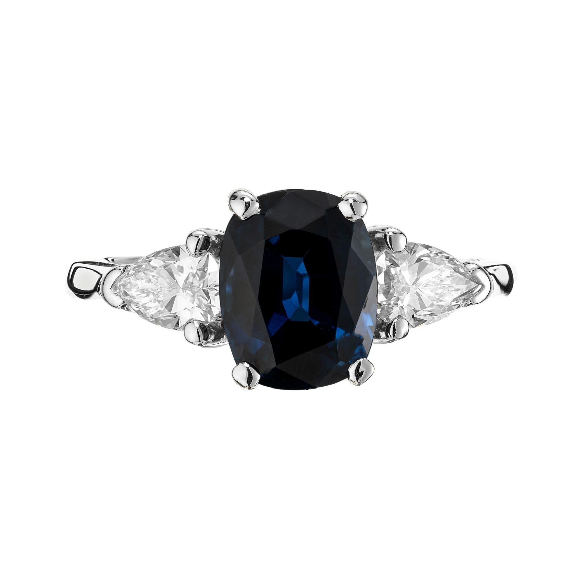Découvrez l'élégance intemporelle de la bague de fiançailles à trois pierres Peter Suchy certifiée GIA de 2,75 carats, saphir taille coussin et diamant, où la sophistication rencontre l'artisanat. Cette pièce exquise est ornée d'un saphir de 2,75