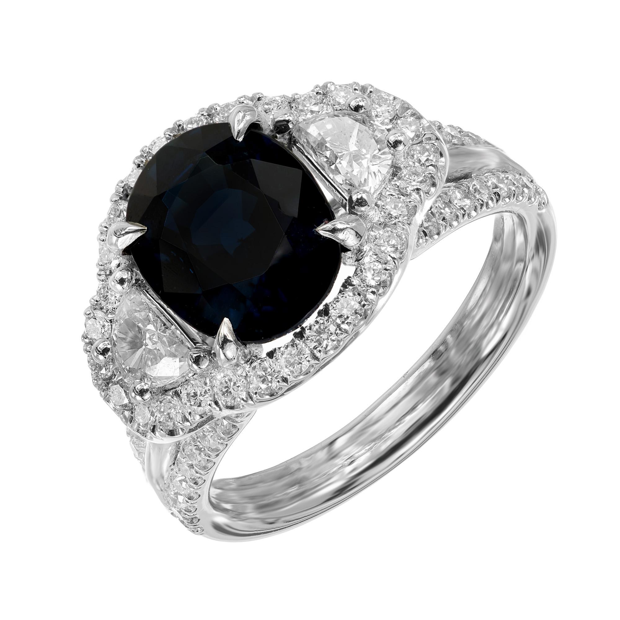 Découvrez l'élégance intemporelle de la bague de fiançailles saphir et diamant de 3,50 carats certifiée GIA de Peter Suchy. Cette pièce exquise est un chef-d'œuvre de joaillerie fine, où le saphir central bleu profond de 3,50 cm, taillé en coussin,