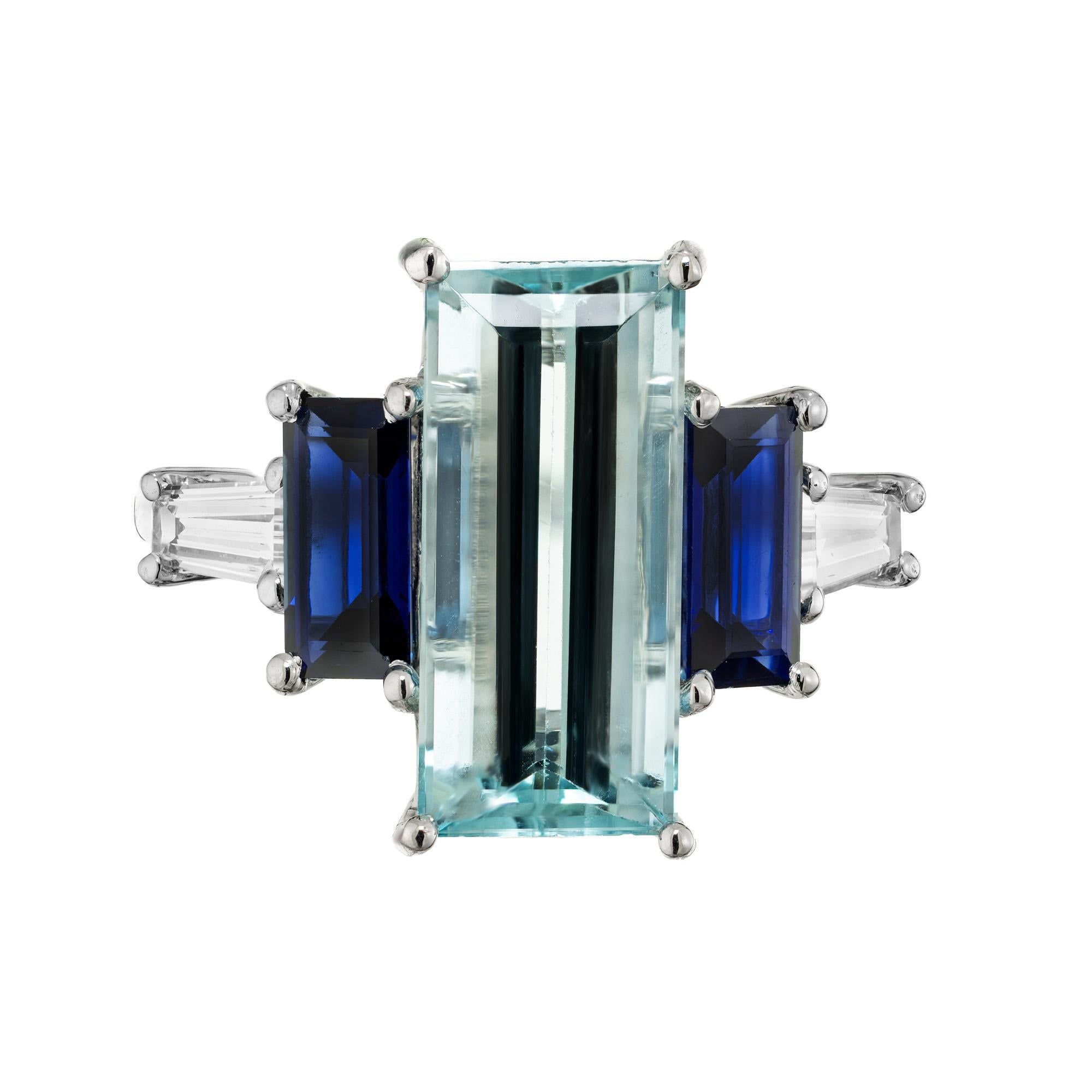 Wir präsentieren den exquisiten Peter Suchy GIA-zertifizierten 1,64 Karat Blauer Saphir-Aqua-Diamant-Platinring. Der rechteckige Aquamarin von 3,53 Karat ist in einer Platinfassung gefasst und wird von 2 GIA-zertifizierten Saphiren im Smaragdschliff