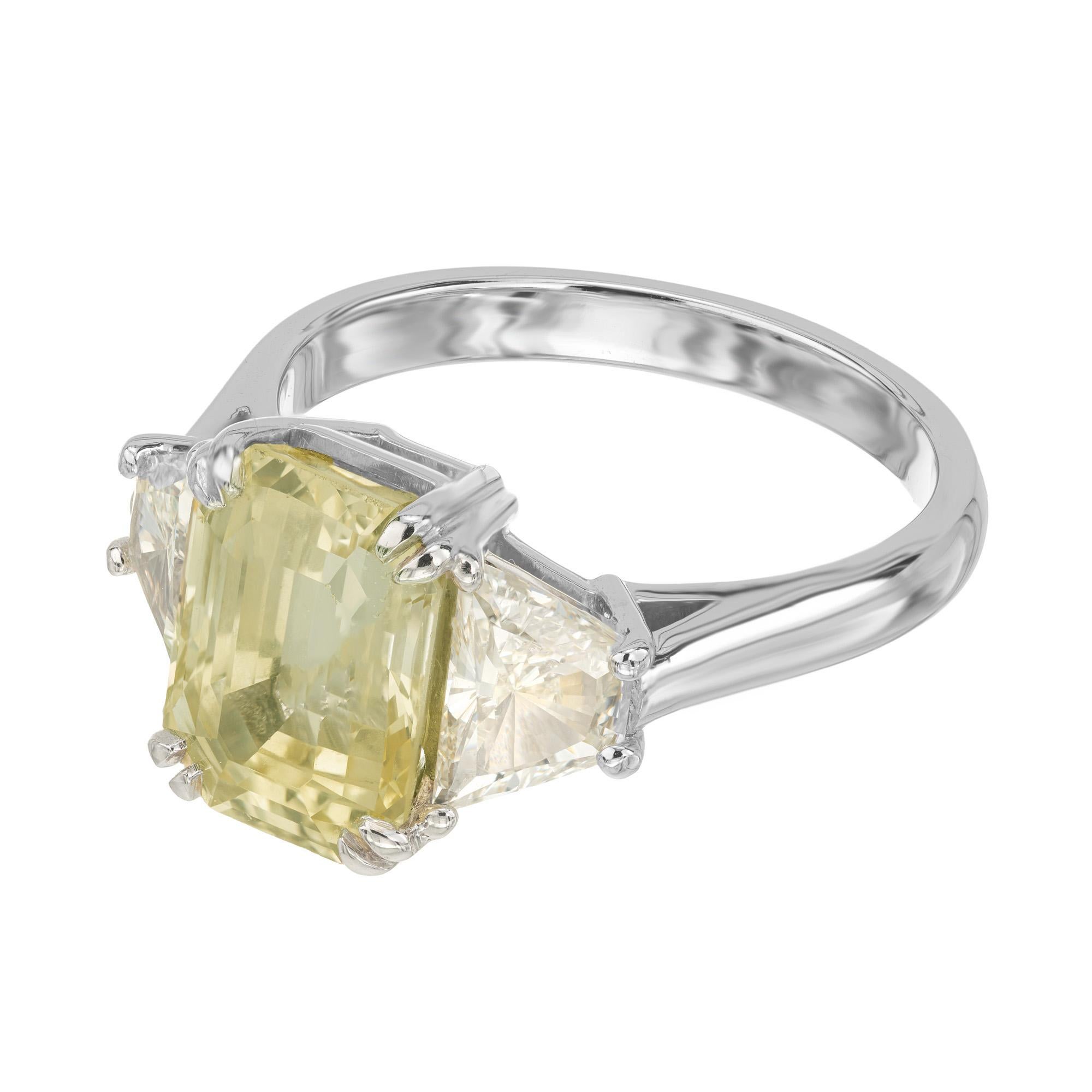 Anello di fidanzamento con zaffiro giallo e diamante di ispirazione Art Déco. Questo anello inizia con uno spettacolare zaffiro giallo ottagonale, completamente naturale e senza calore, di 4,80 carati. Montato in un'incastonatura a tre pietre in
