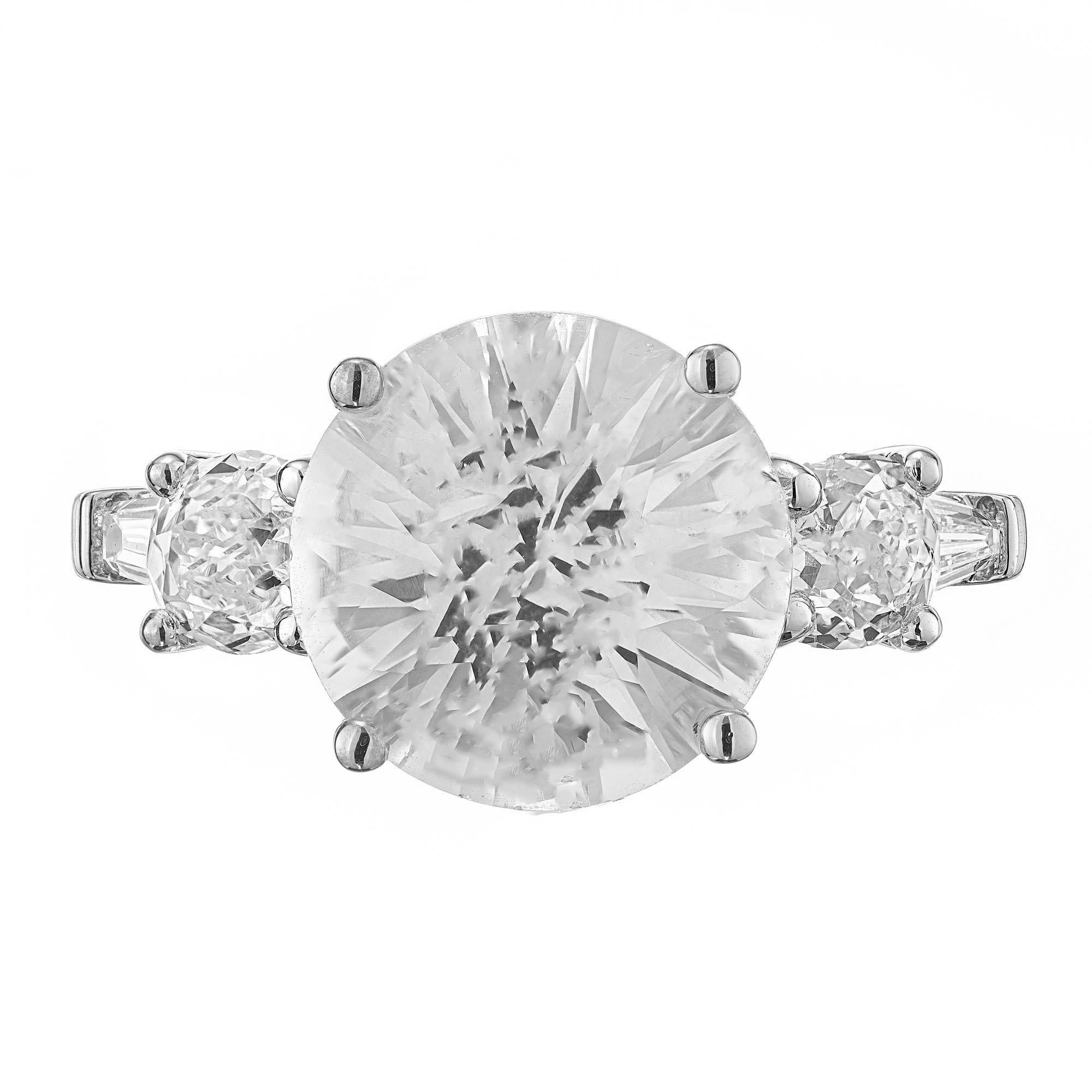Taille ronde Bague de fiançailles Peter Suchy en platine avec saphir blanc rond de 6,56 carats certifié GIA et diamants en vente