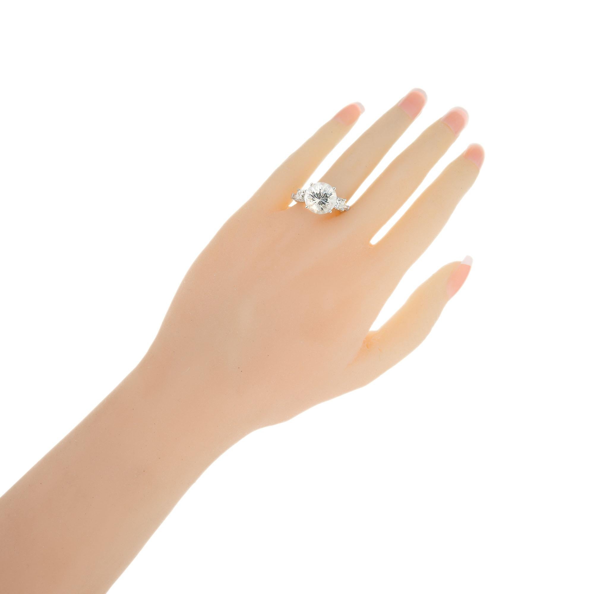 Bague de fiançailles Peter Suchy en platine avec saphir blanc rond de 6,56 carats certifié GIA et diamants en vente 3