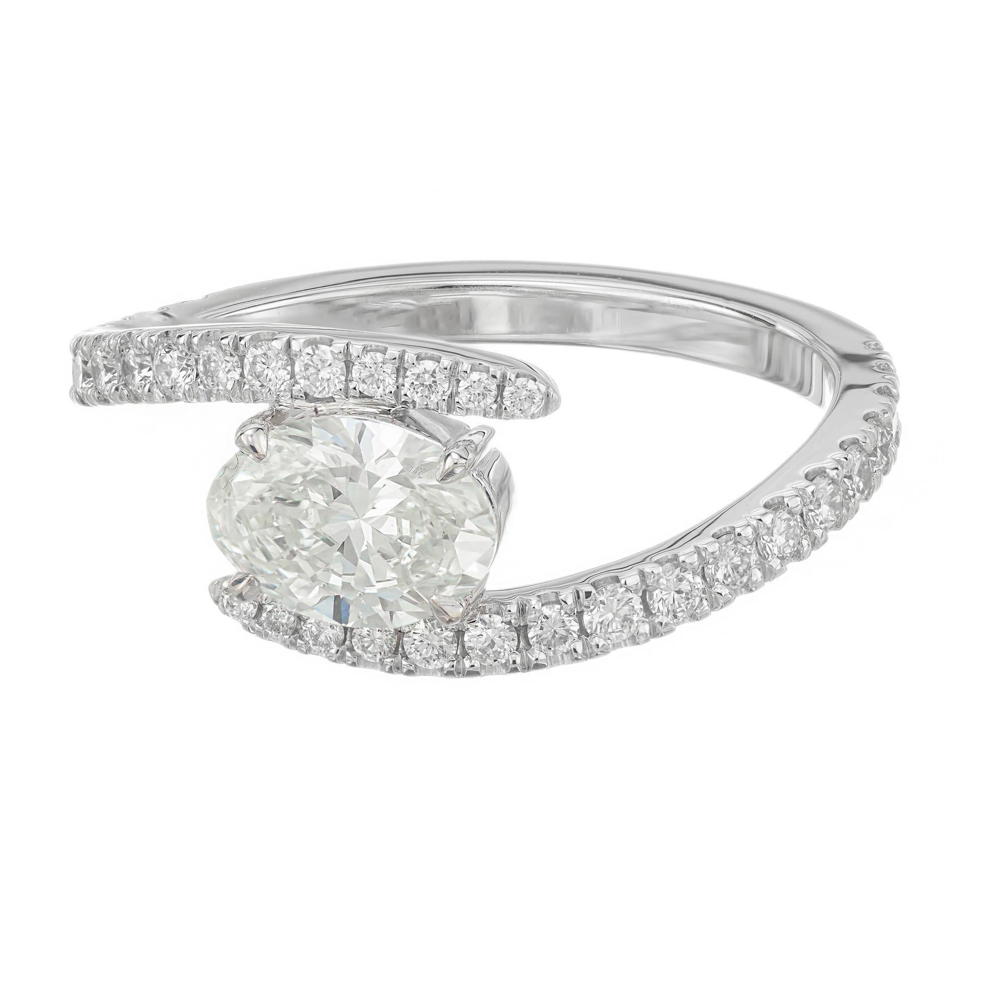 Taille ovale Peter Suchy Bague de fiançailles en or blanc avec diamant ovale de 0,67 carat certifié par le GIA en vente