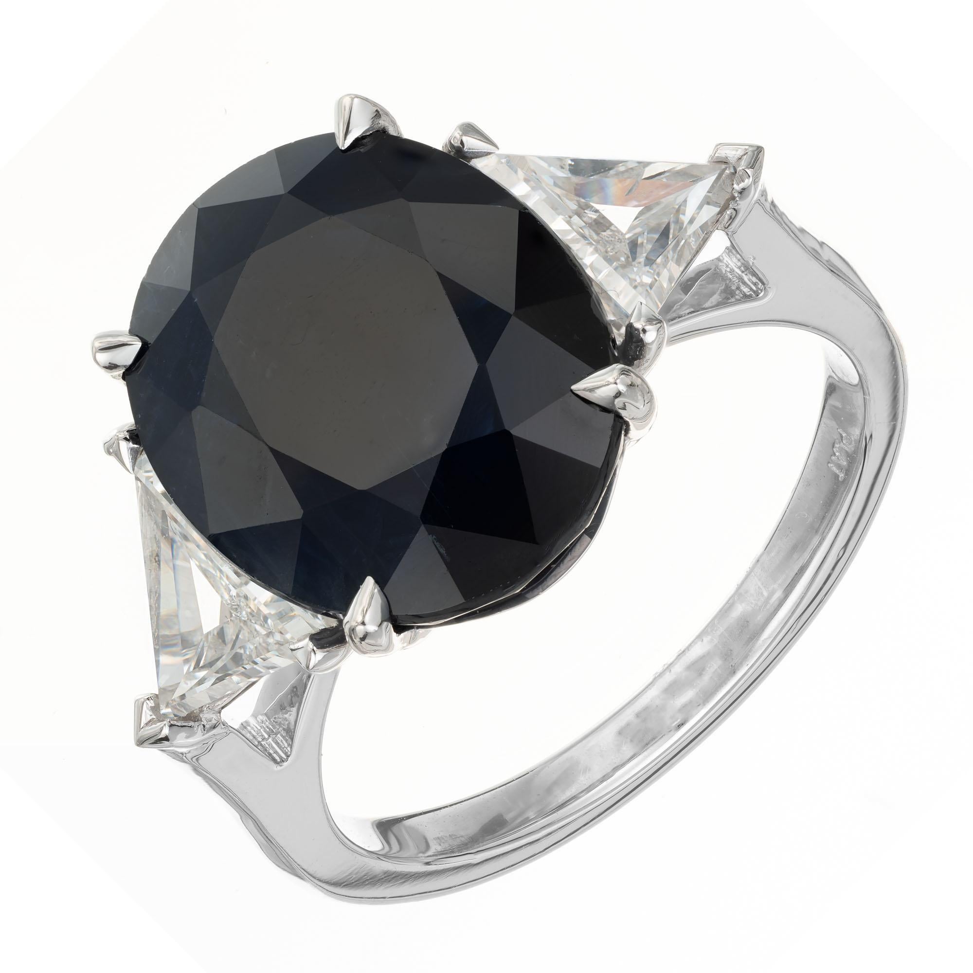 Wir stellen Ihnen dieses Originaldesign von Peter Suchy vor. GIA 7,99 Karat Saphir Diamant Platin Drei-Stein-Verlobungsring. Im Mittelpunkt dieses atemberaubenden Rings steht ein prächtiger ovaler Saphir von 7,99 Karat mit GIA-Zertifikat, der in