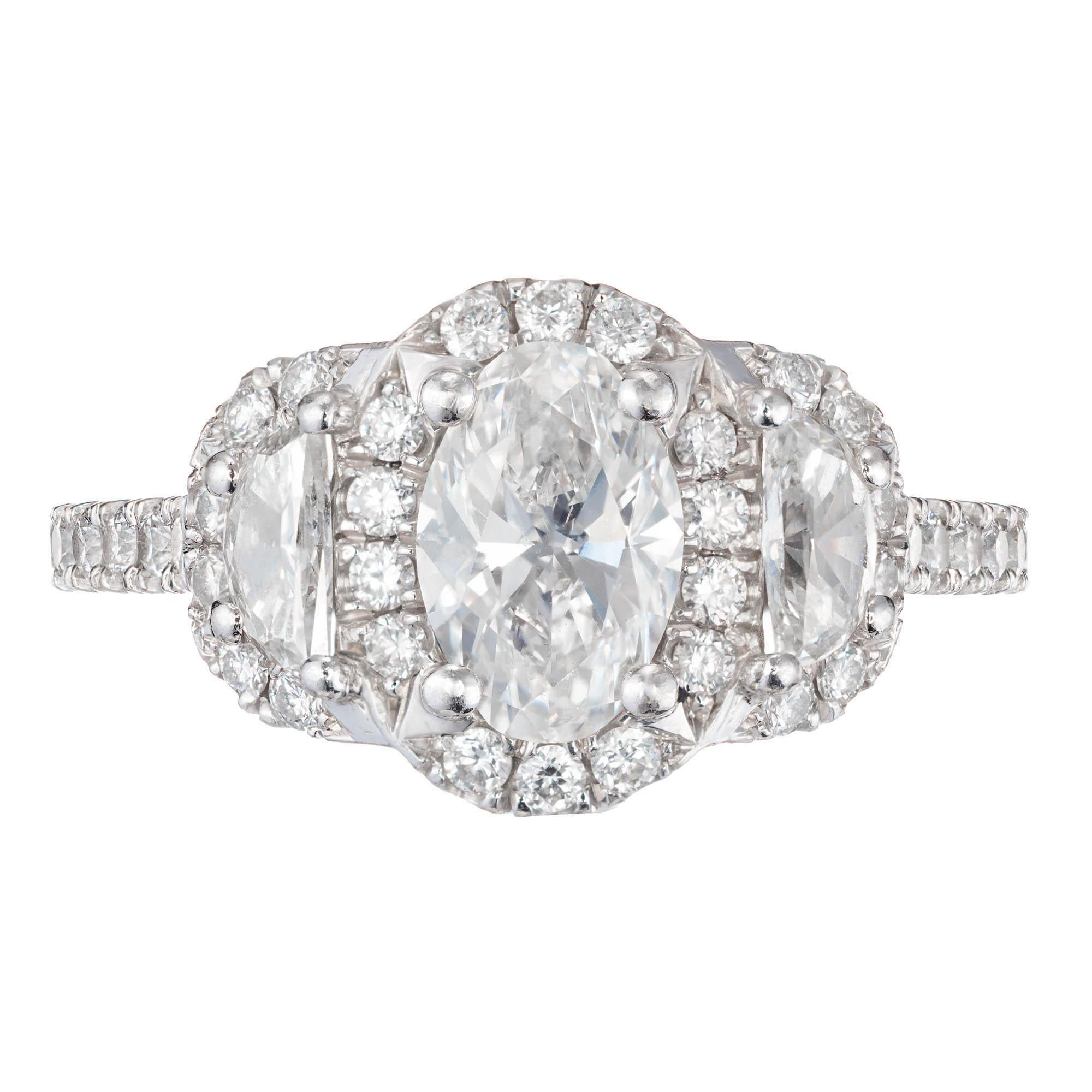 Verlobungsring mit drei Steinen, GIA .95 Karat ovaler Diamant-Halo aus Platin von Peter Suchy