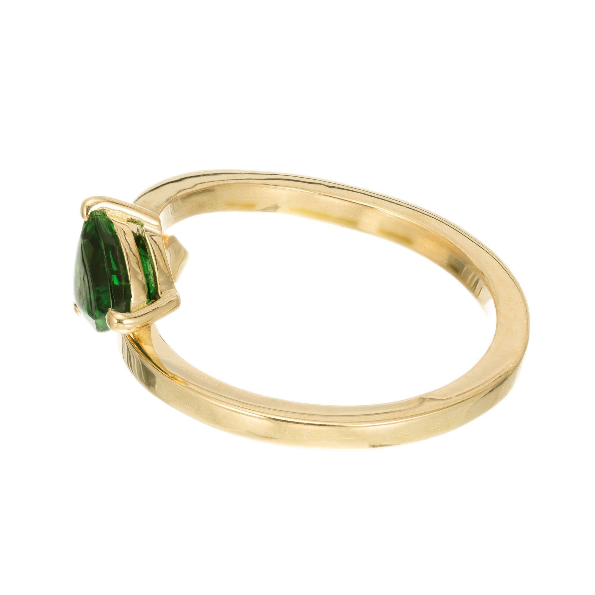 Peter Suchy GIA Certified .96 Carat Tsavorite Garnet Yellow Gold Arrow Ring In New Condition For Sale In Stamford, CT