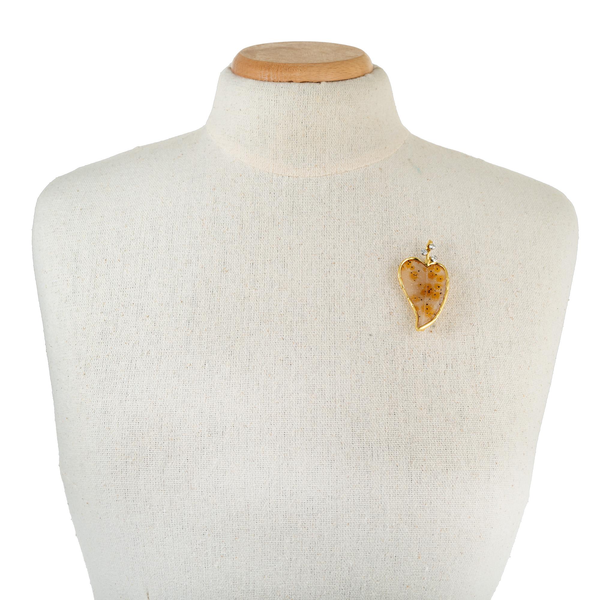 Peter Suchy Natural Leopard Druzy Quartz Diamond Leaf Yellow Gold Brooch In Good Condition For Sale In Stamford, CT