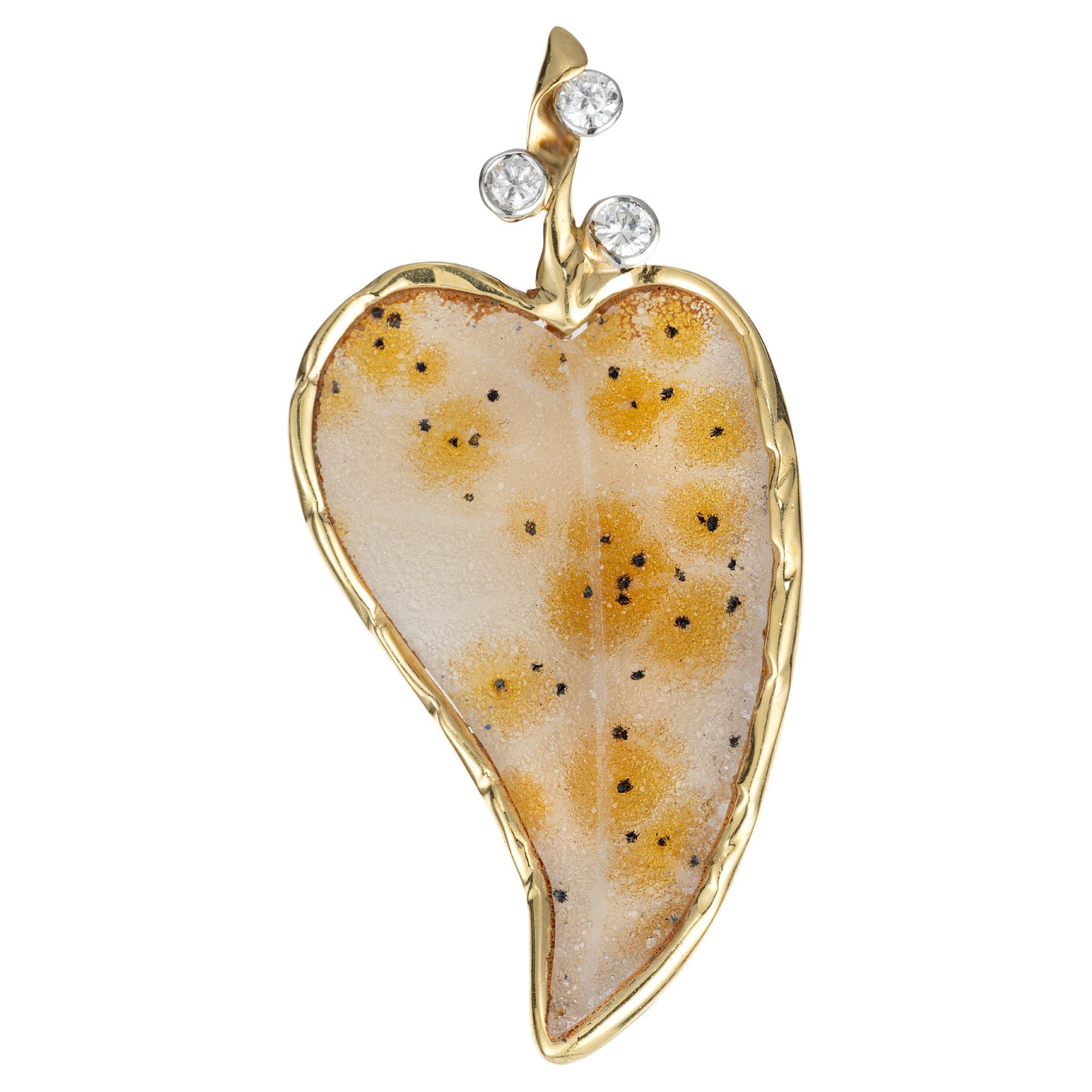 Gelbgoldbrosche von Peter Suchy mit natürlichem Leoparden-Druzy-Quarz und Diamantblatt