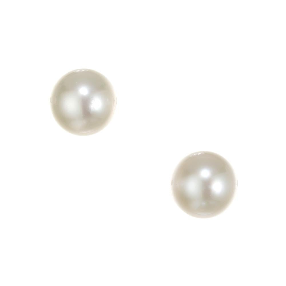 Naturfarbene silberweiße, hochglänzende Südseeperlen-Ohrringe mit 14,5 mm Durchmesser aus 14-karätigem Weißgold. Wenige Schönheitsfehler. Entworfen und hergestellt in der Werkstatt von Peter Suchy

2 weiße Zuchtperlen mit silbergrauen Obertönen,