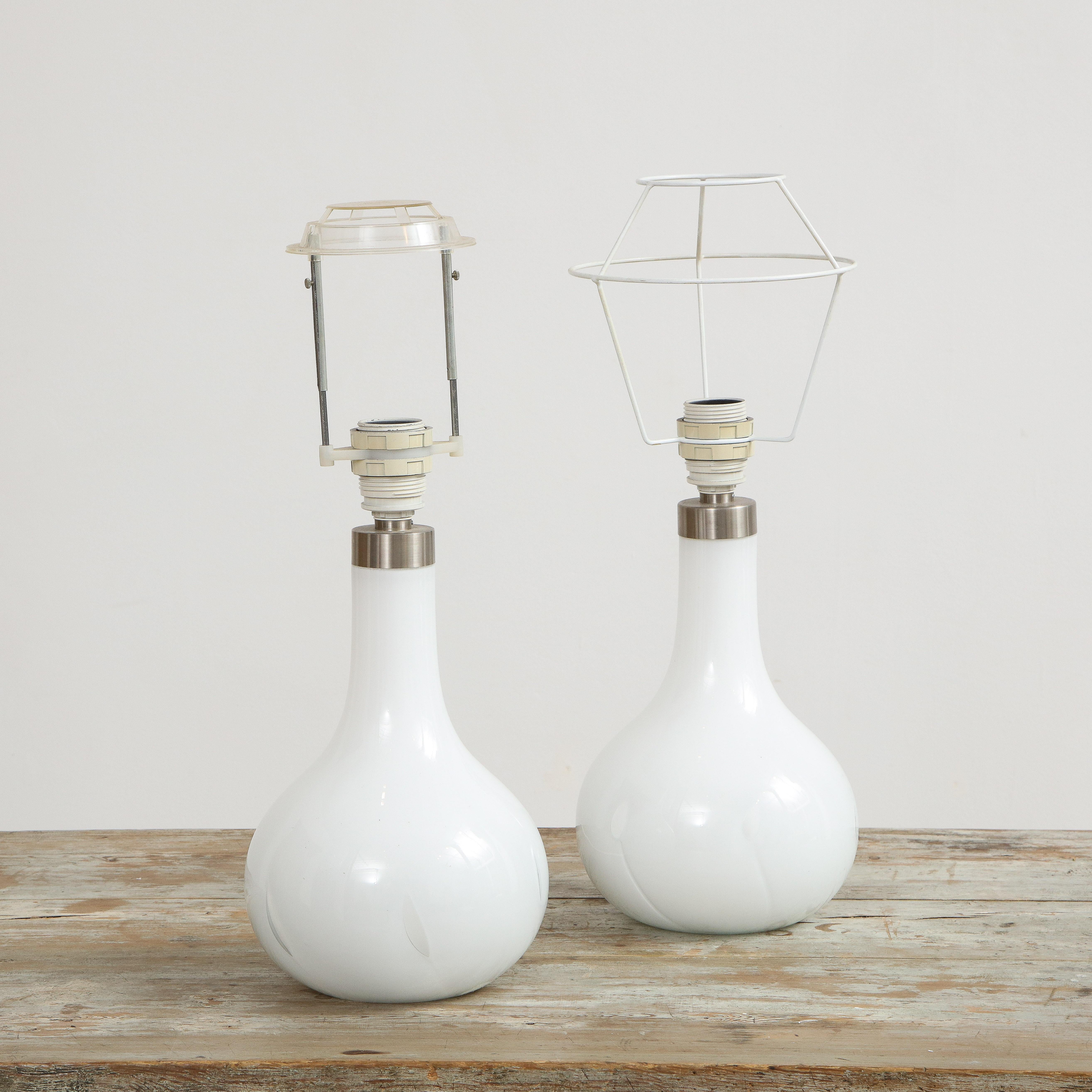 Lampes de bureau « Helens » en verre dépoli blanc soufflé à la main et laiton, de Peter Svarrer, Danemark en vente 1