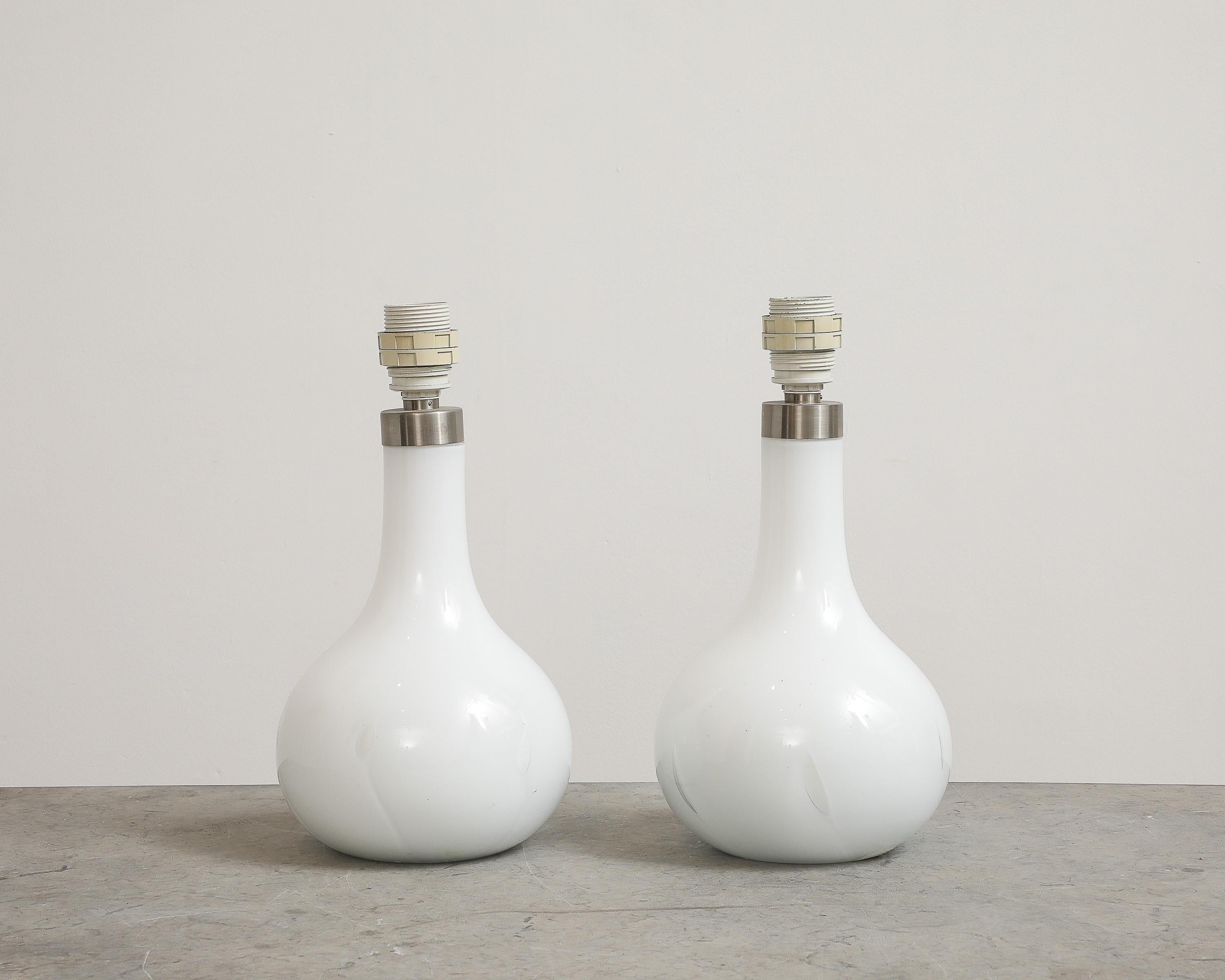 Lampes de bureau « Helens » en verre dépoli blanc soufflé à la main et laiton, de Peter Svarrer, Danemark en vente 2