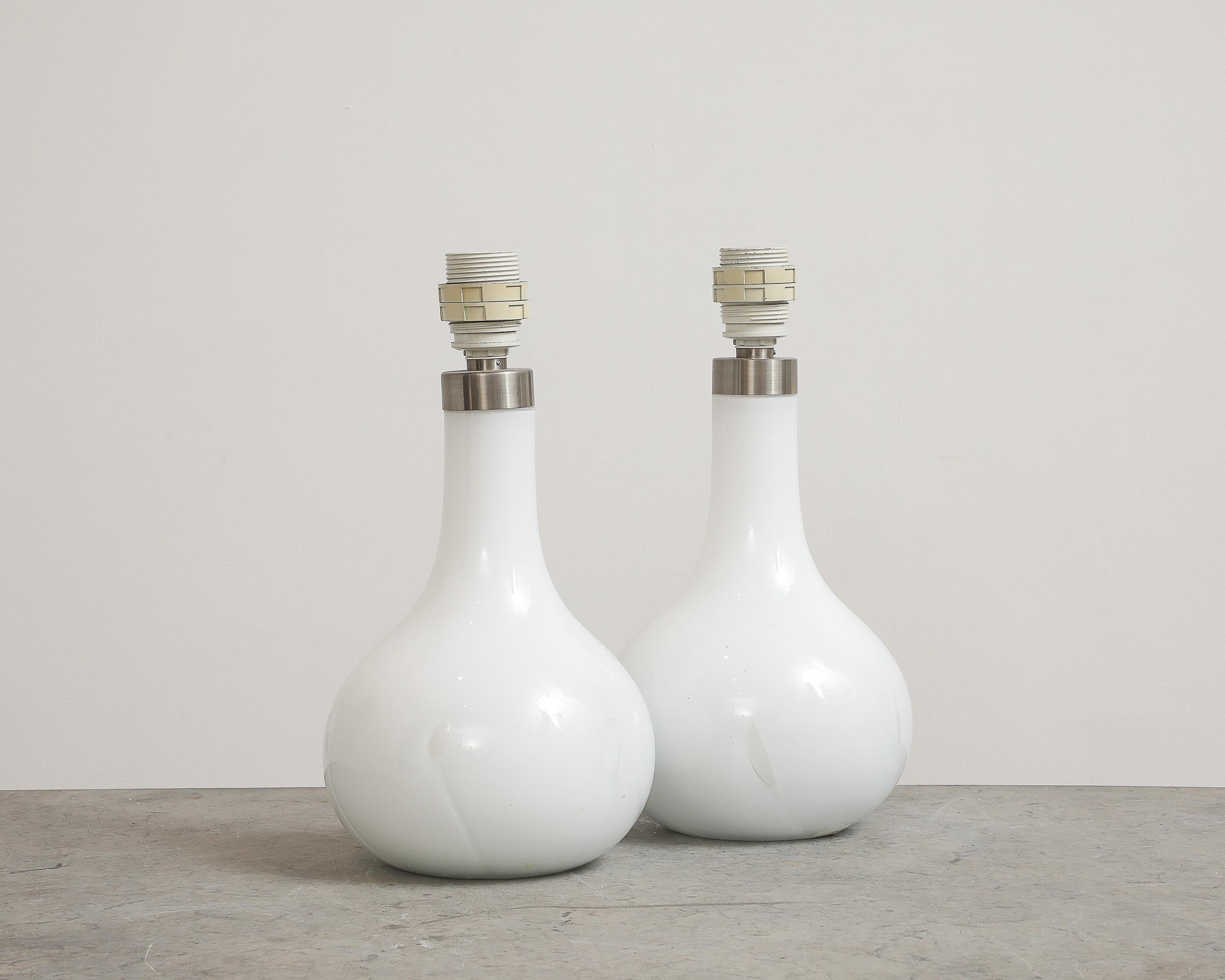 Lampes de bureau « Helens » en verre dépoli blanc soufflé à la main et laiton, de Peter Svarrer, Danemark en vente 3