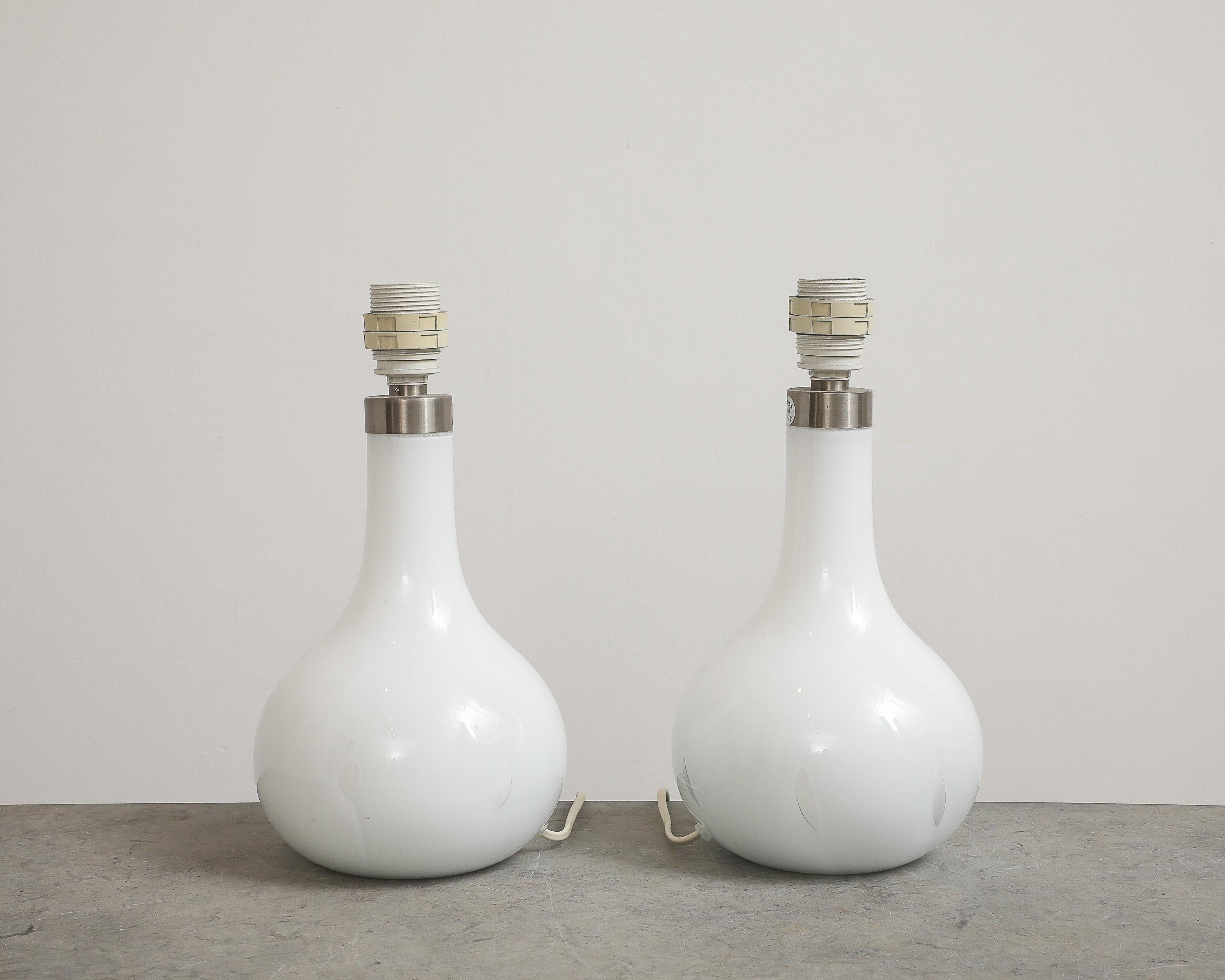 Lampes de bureau « Helens » en verre dépoli blanc soufflé à la main et laiton, de Peter Svarrer, Danemark en vente 4