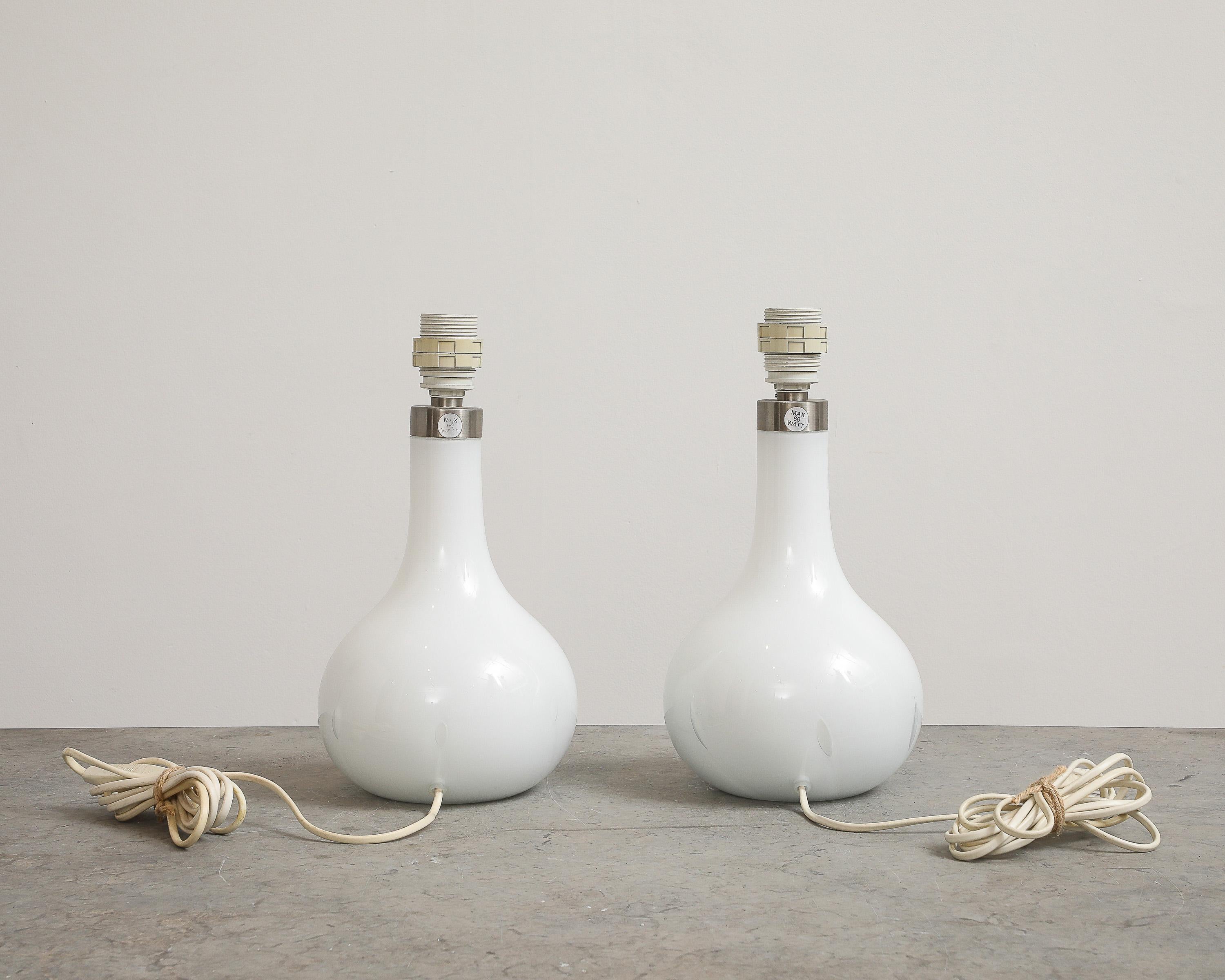 Lampes de bureau « Helens » en verre dépoli blanc soufflé à la main et laiton, de Peter Svarrer, Danemark en vente 6