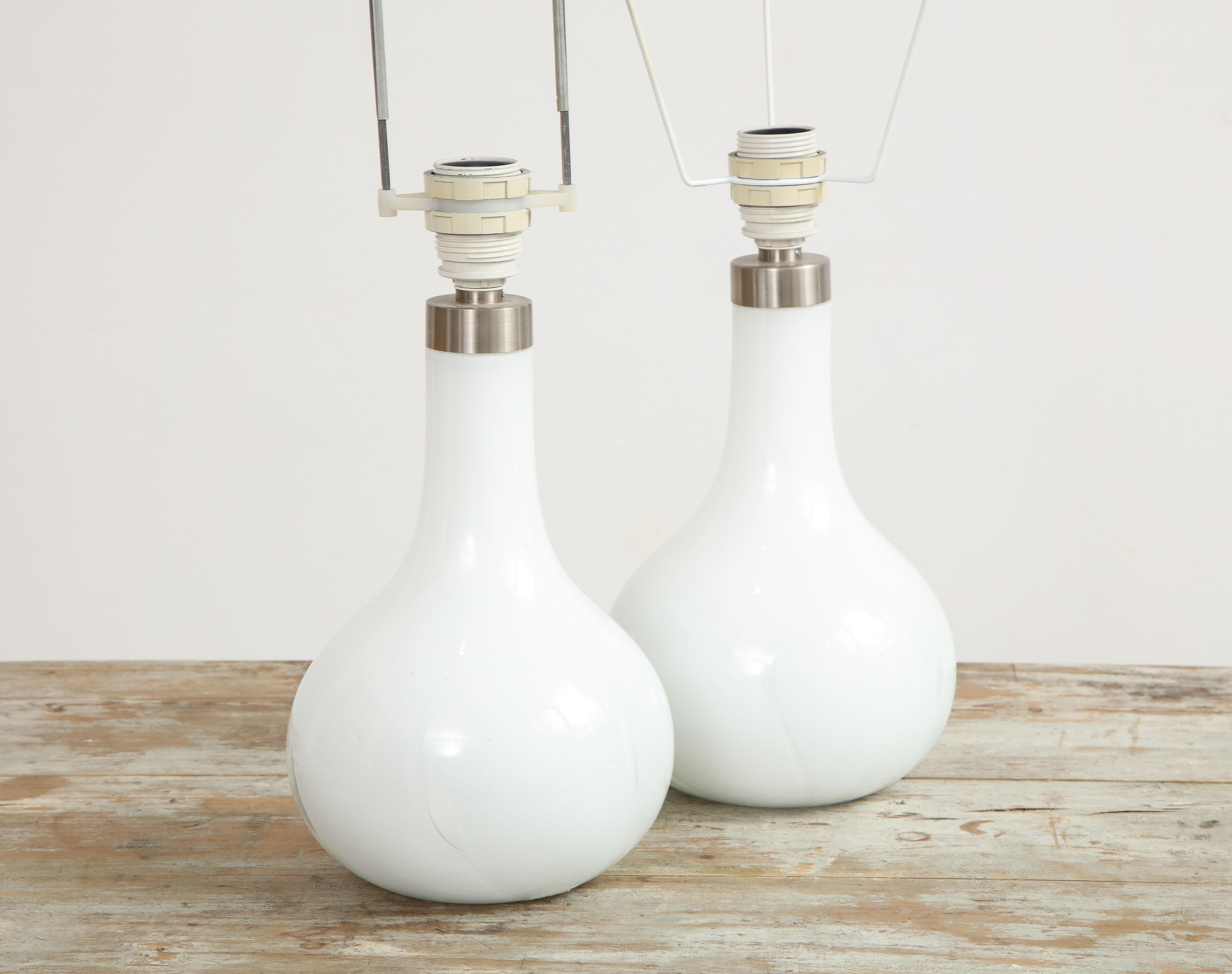 Peter Svarrer, Tischlampen „Helios“ aus mundgeblasenem weißem Milchglas und Messing, Dänemark (Skandinavische Moderne) im Angebot