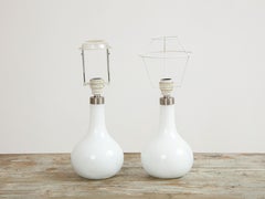 Lampes de bureau « Helens » en verre dépoli blanc soufflé à la main et laiton, de Peter Svarrer, Danemark