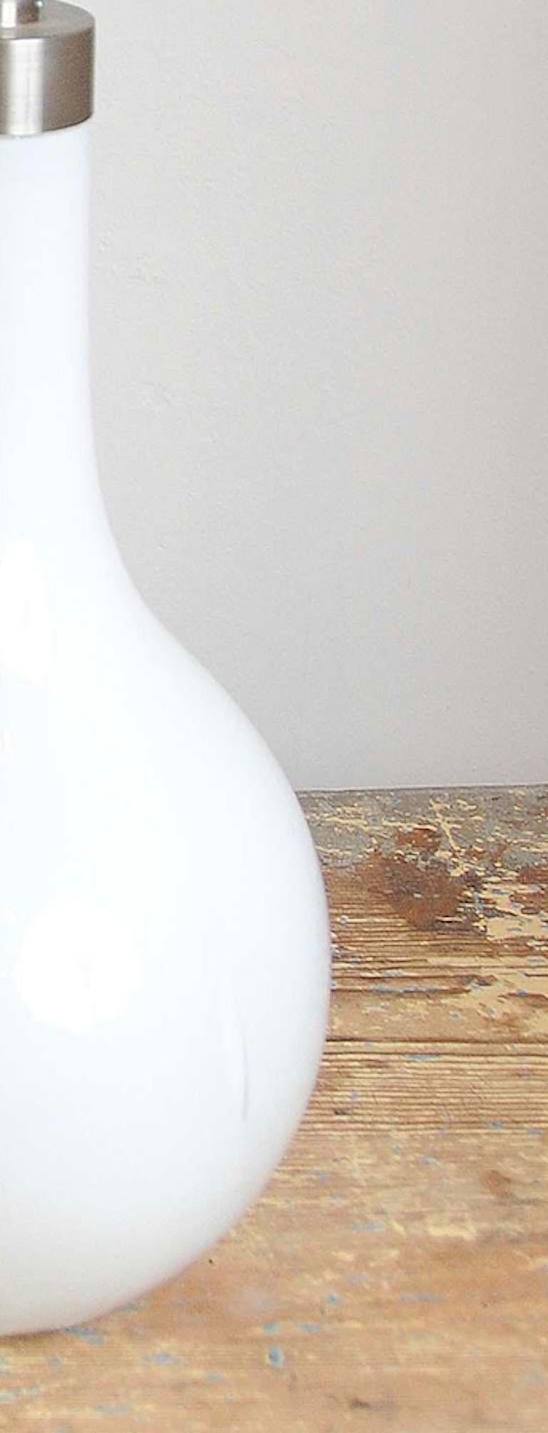 Peter Svarrer, Tischlampen „Helios“ aus mundgeblasenem weißem Milchglas und Messing, Dänemark (20. Jahrhundert) im Angebot
