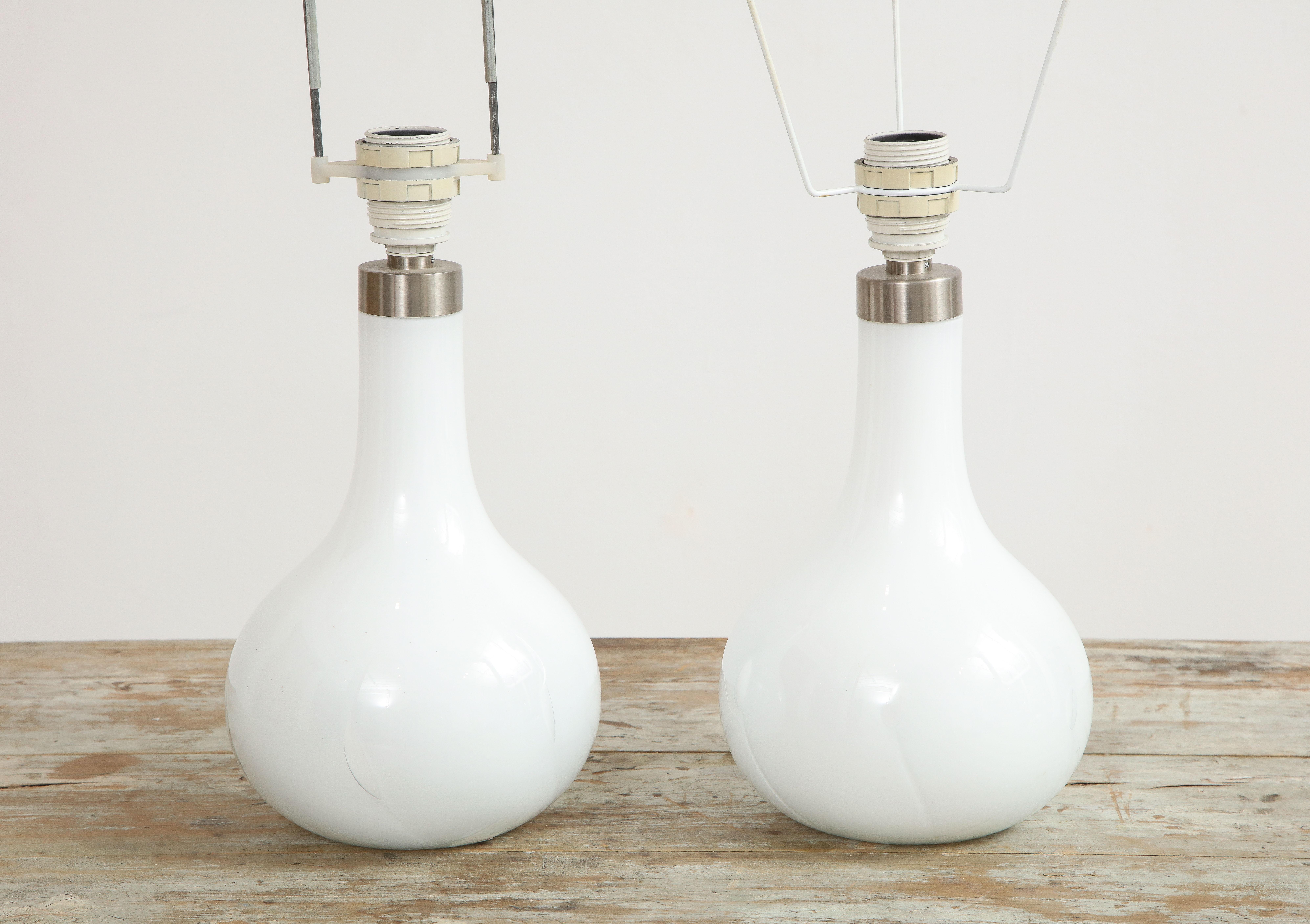 Scandinave moderne Lampes de bureau « Helens » en verre dépoli blanc soufflé à la main et laiton, de Peter Svarrer, Danemark en vente