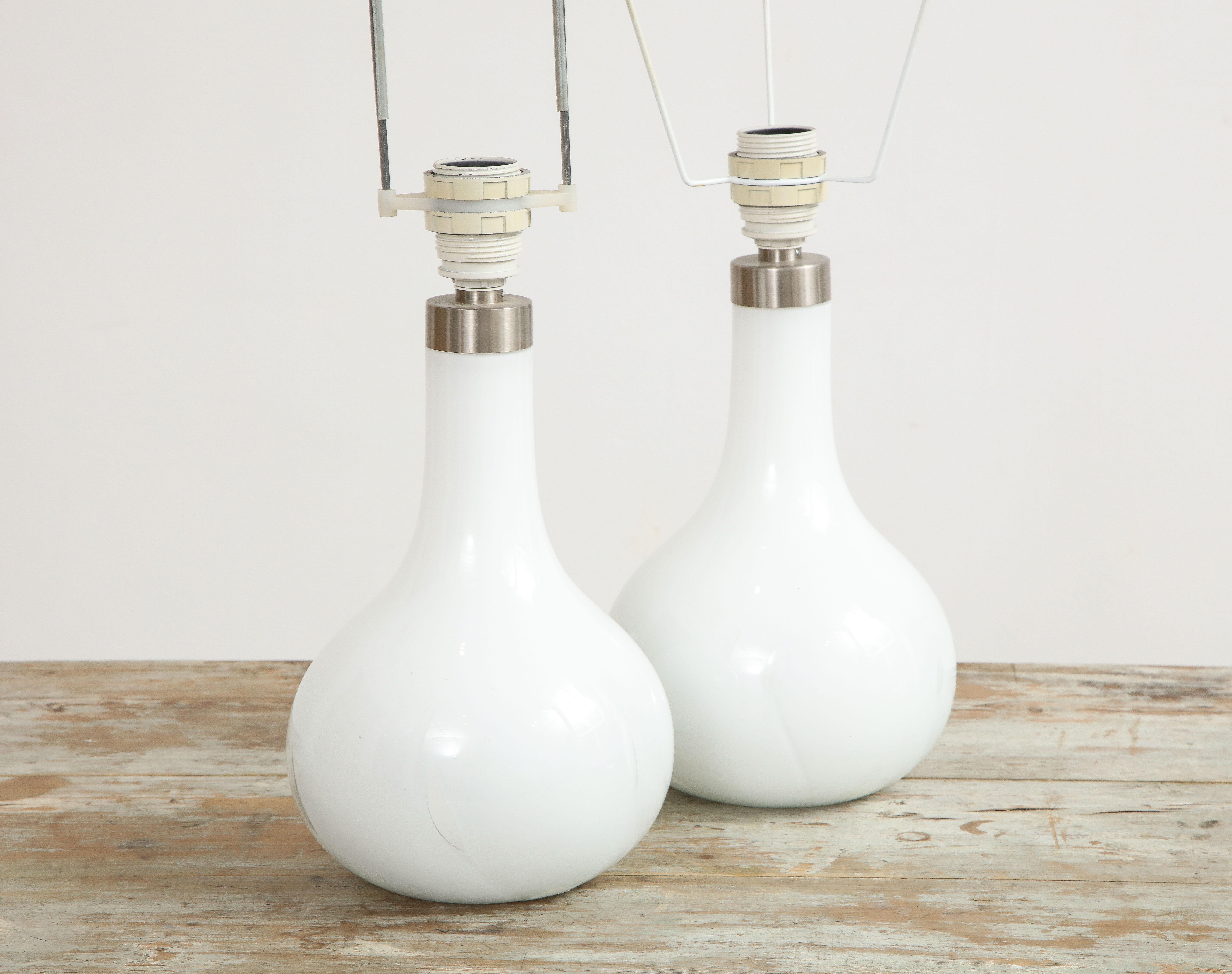 Danois Lampes de bureau « Helens » en verre dépoli blanc soufflé à la main et laiton, de Peter Svarrer, Danemark en vente