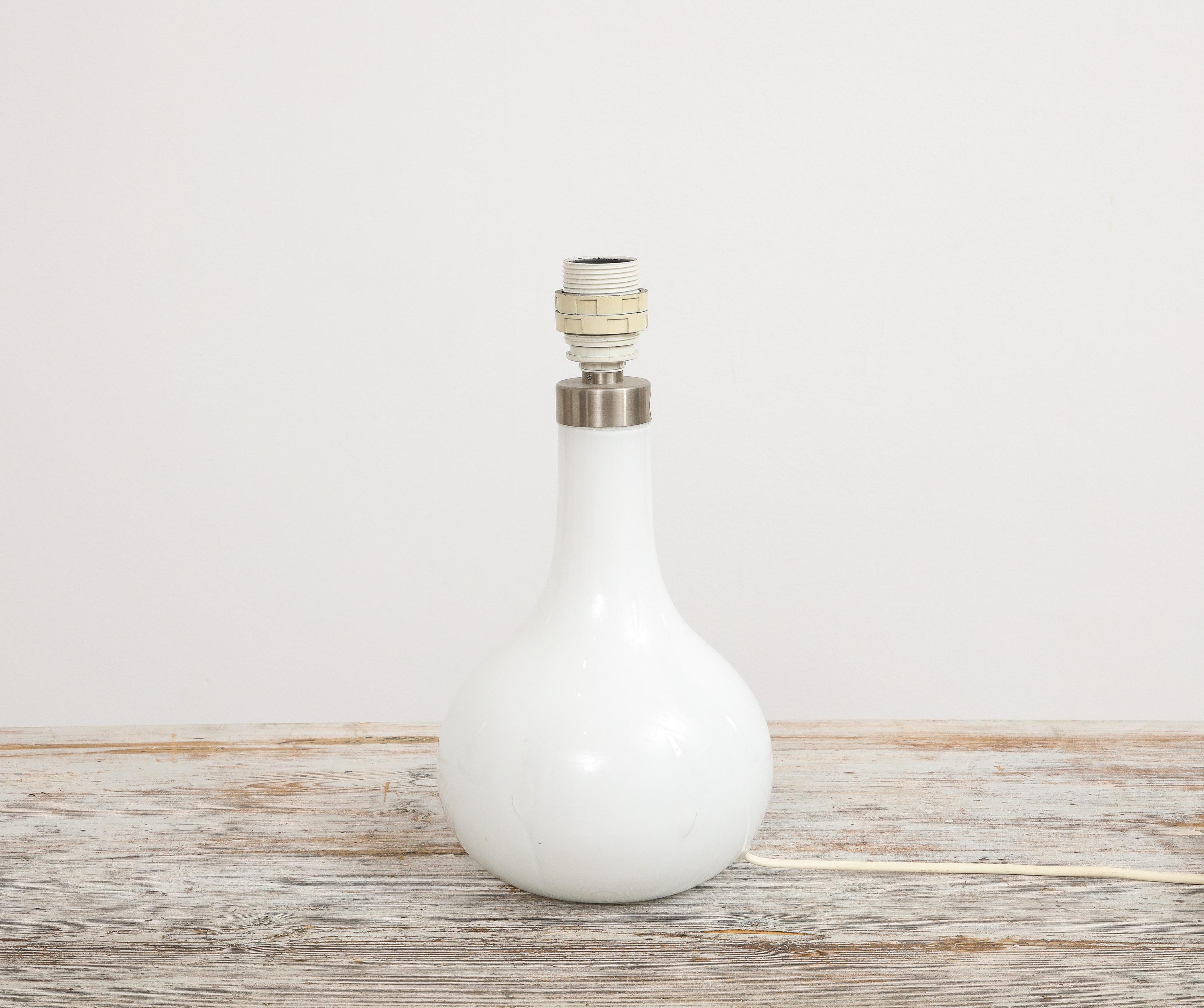 20ième siècle Lampes de bureau « Helens » en verre dépoli blanc soufflé à la main et laiton, de Peter Svarrer, Danemark en vente