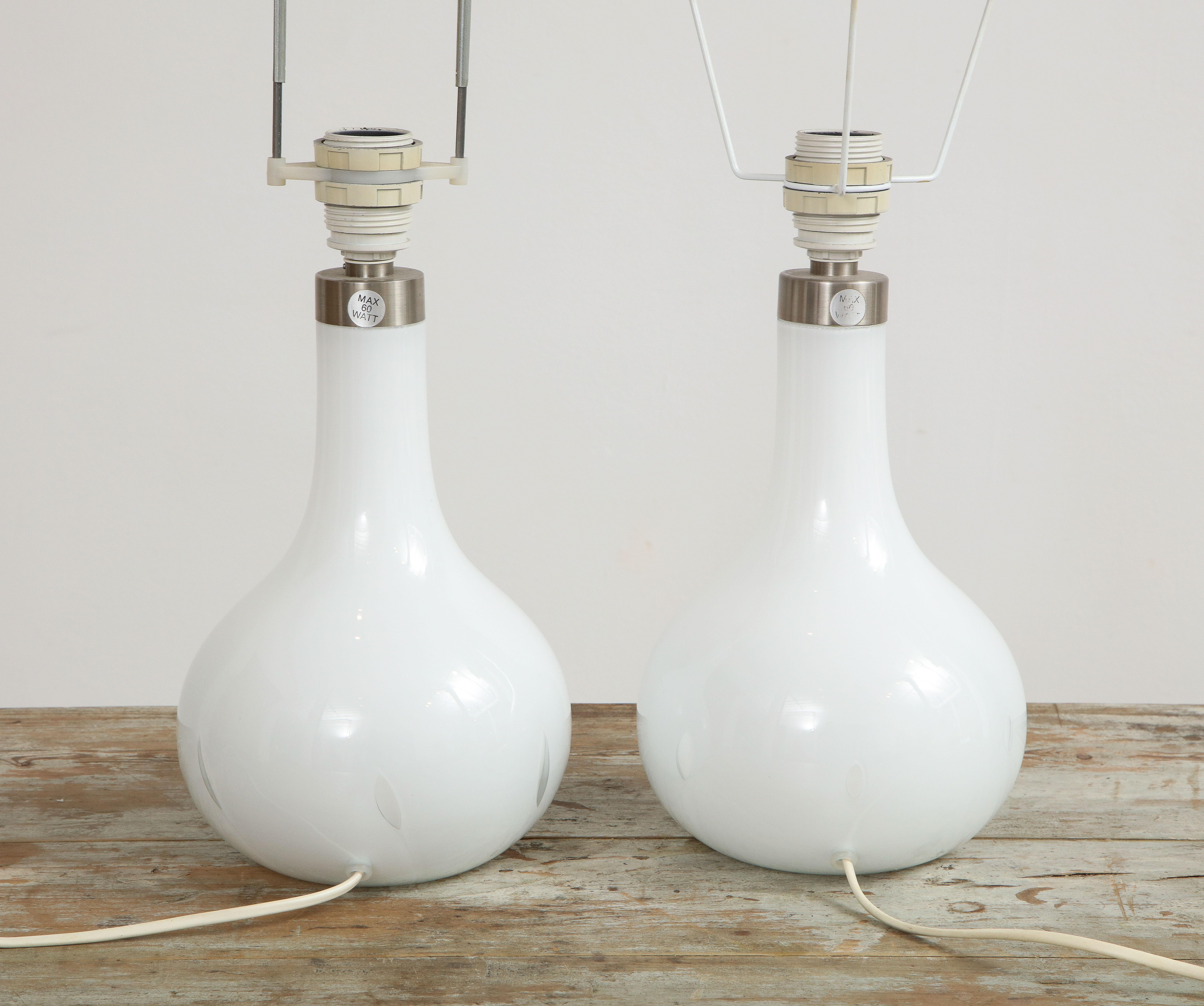 Lampes de bureau « Helens » en verre dépoli blanc soufflé à la main et laiton, de Peter Svarrer, Danemark en vente 5