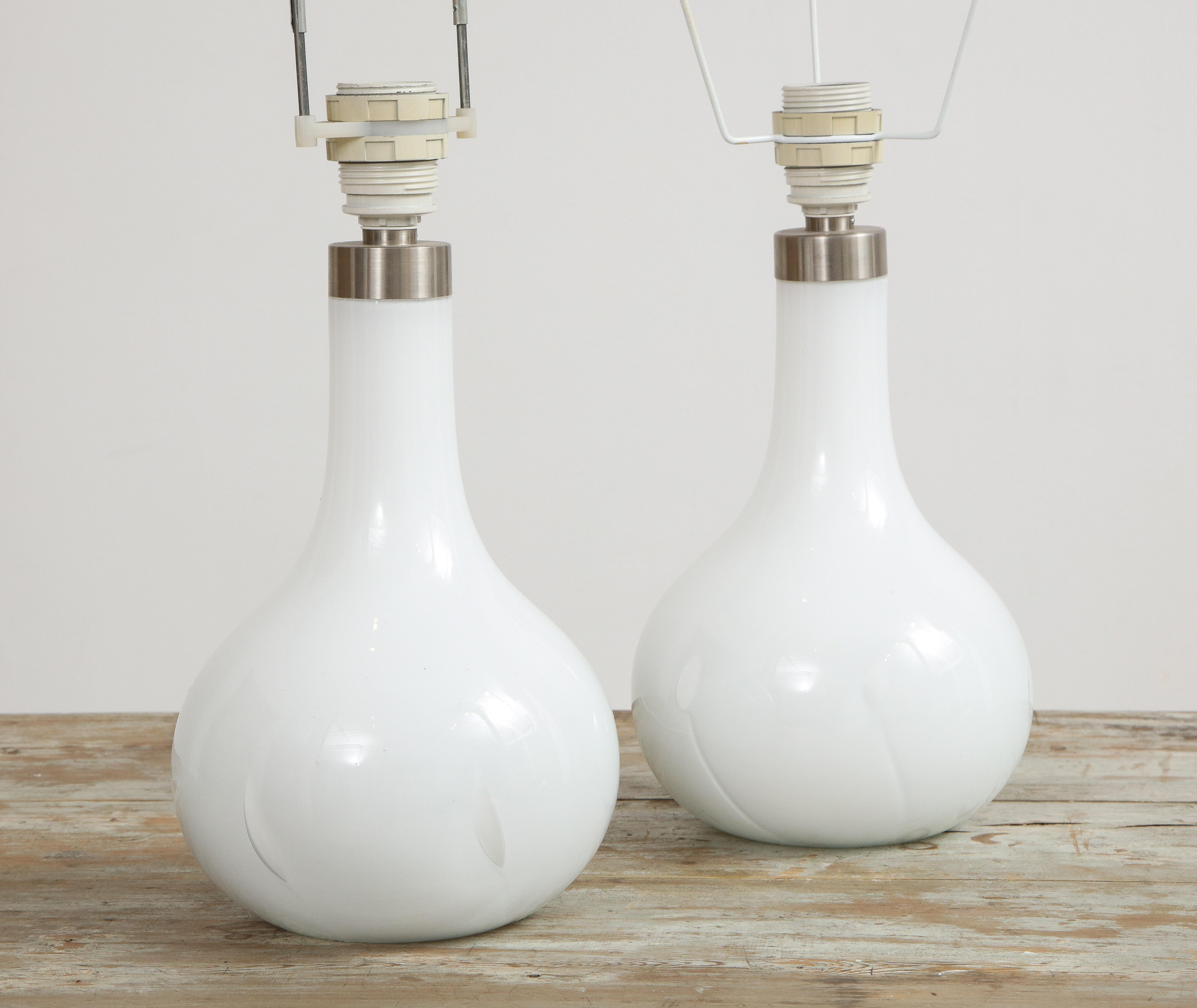 Verre dépoli Lampes de bureau « Helens » en verre dépoli blanc soufflé à la main et laiton, de Peter Svarrer, Danemark en vente