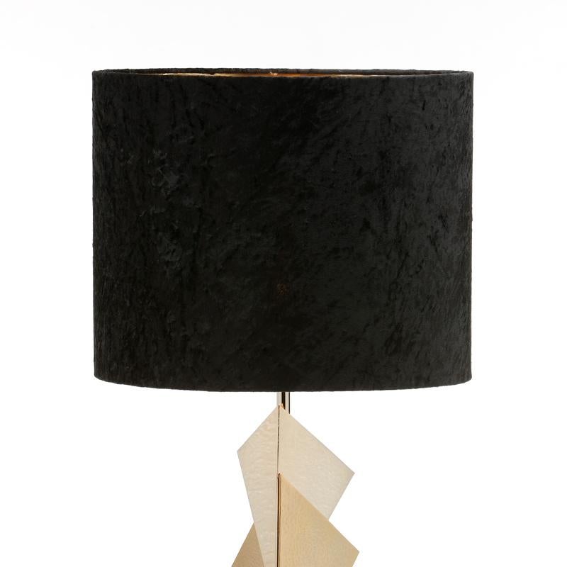 Table lamp peter with structure in mat
gold plated brass on granite black base.
With black shade included. 1 bulb, lamp
holder type E27, max 40 watt. bulb not
included.