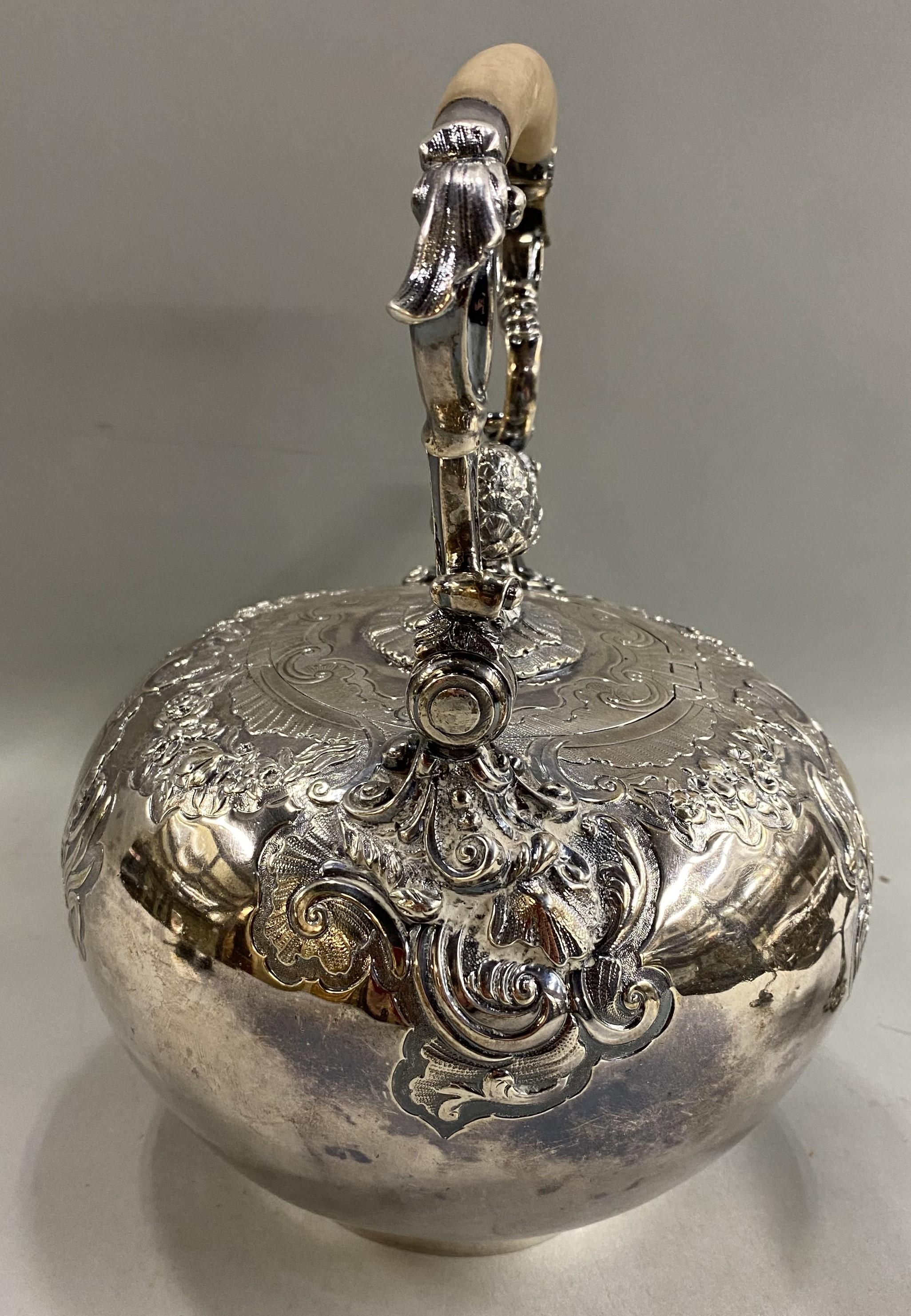 Bollitore in argento sterling George II di A. Taylor con supporto, 1741 in vendita 2