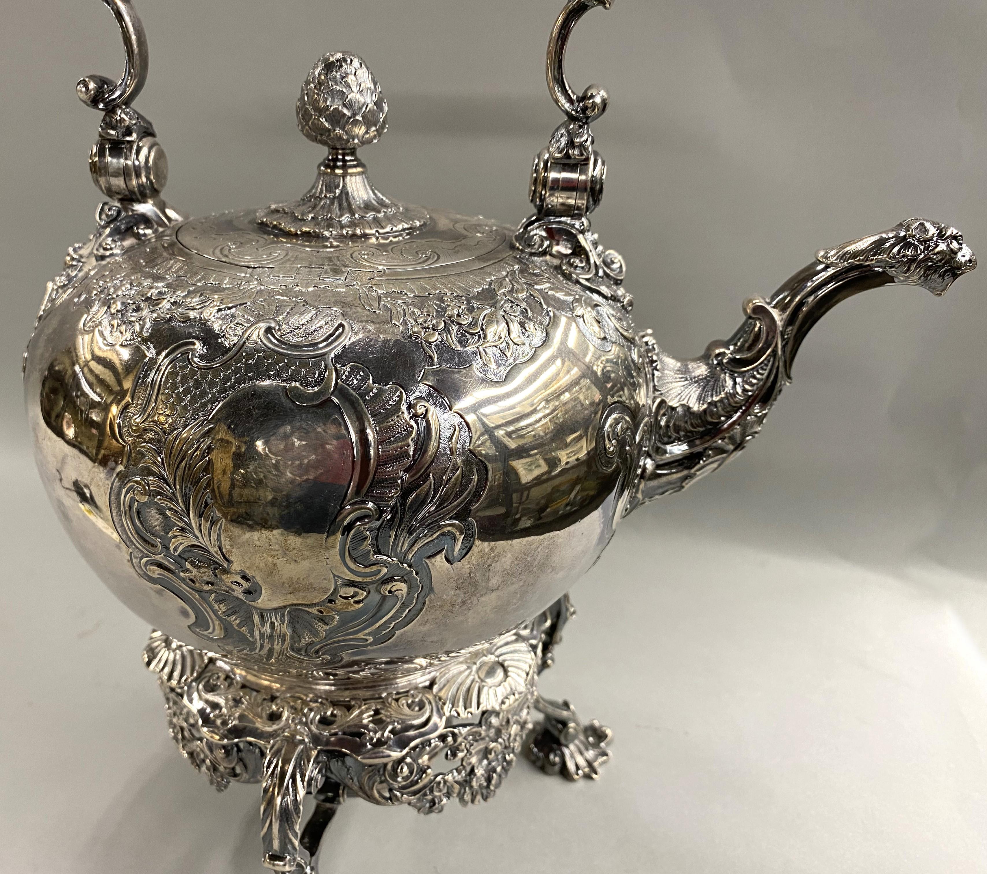 Giorgio II Bollitore in argento sterling George II di A. Taylor con supporto, 1741 in vendita