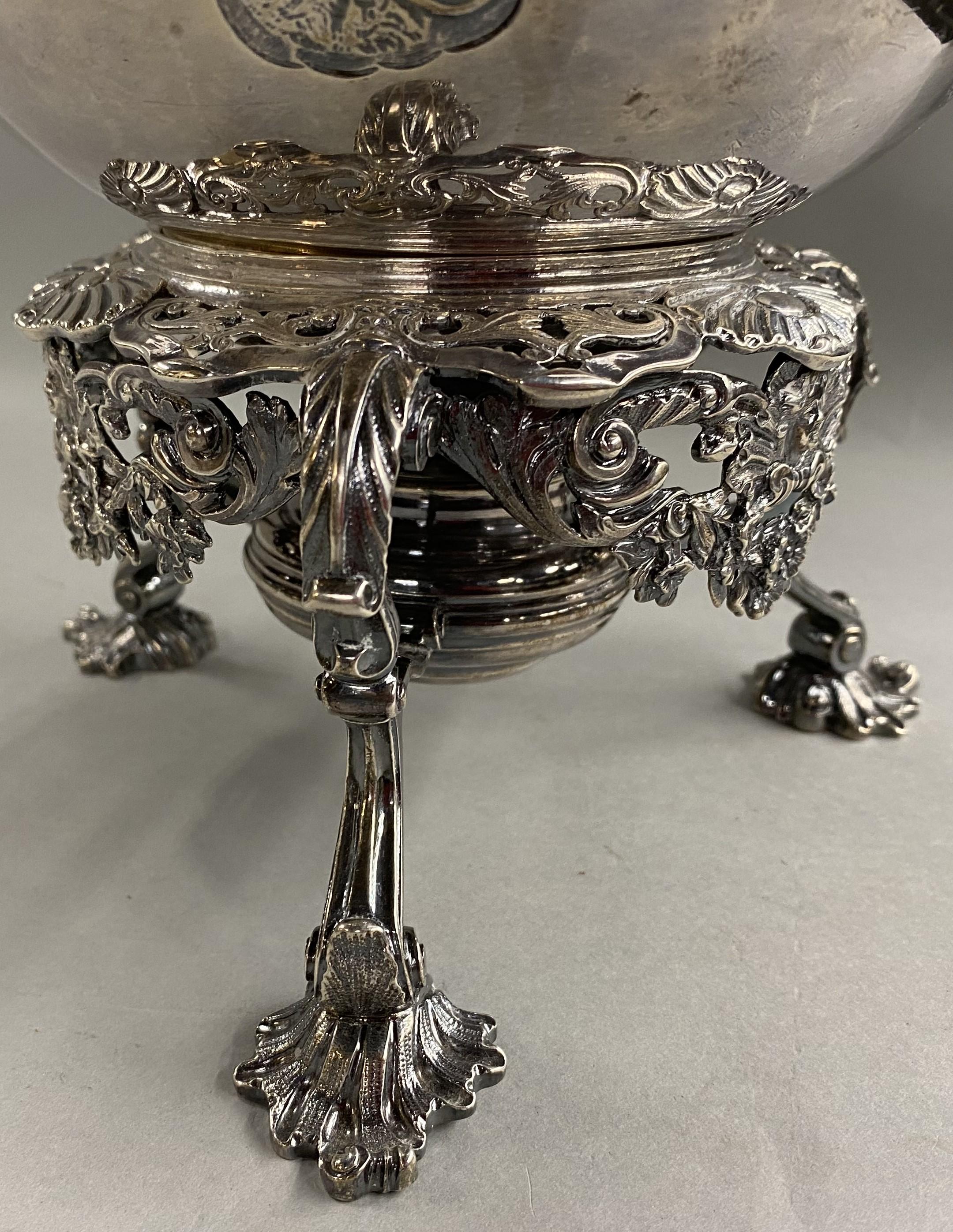 Inglese Bollitore in argento sterling George II di A. Taylor con supporto, 1741 in vendita