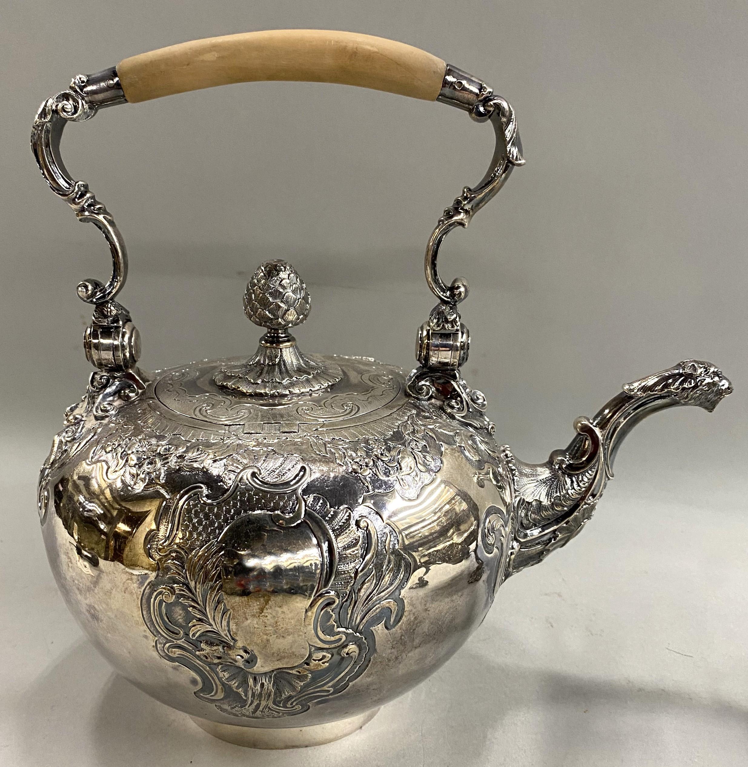 Fatto a mano Bollitore in argento sterling George II di A. Taylor con supporto, 1741 in vendita