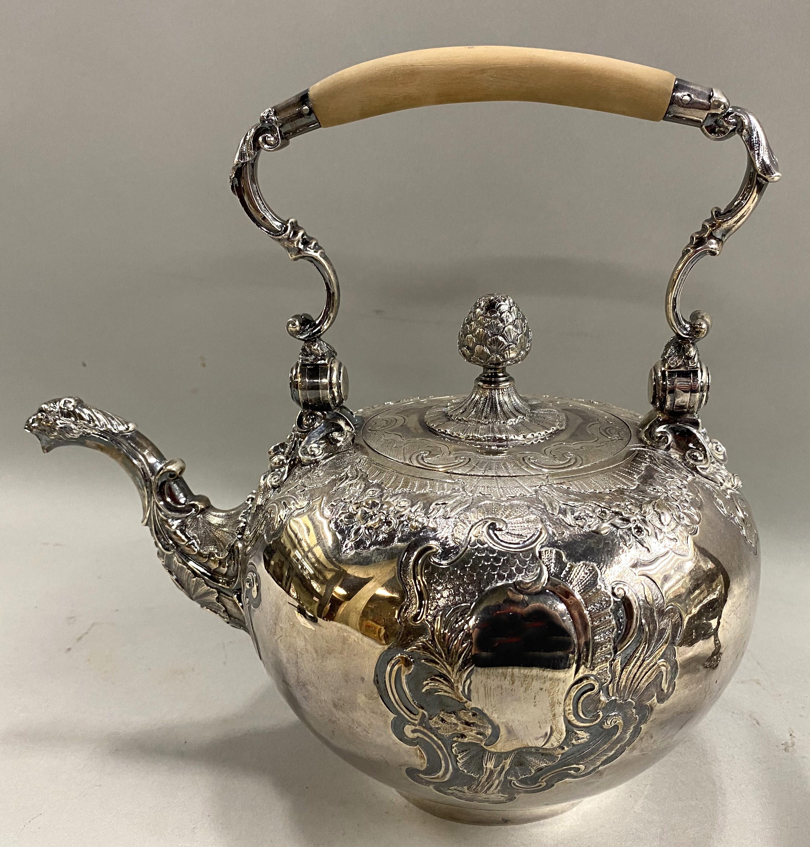 Argento 925 Bollitore in argento sterling George II di A. Taylor con supporto, 1741 in vendita