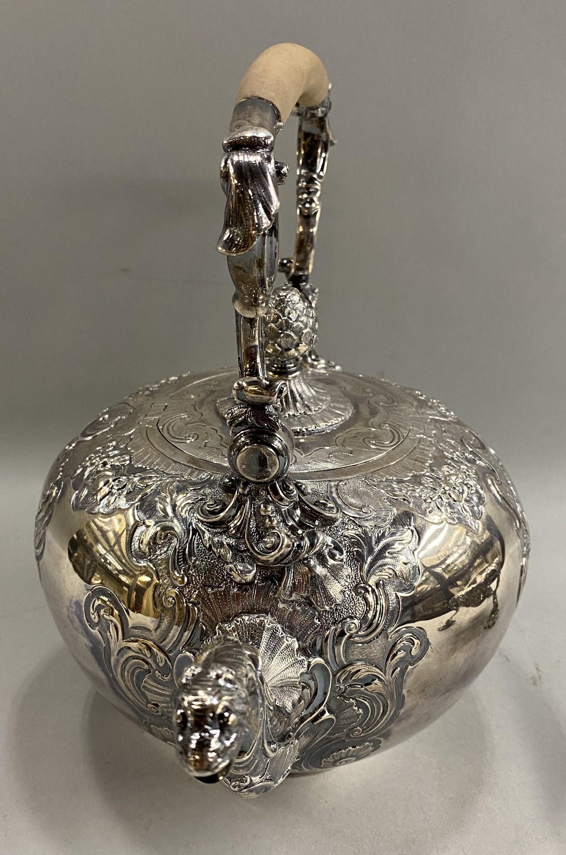 Bollitore in argento sterling George II di A. Taylor con supporto, 1741 in vendita 1