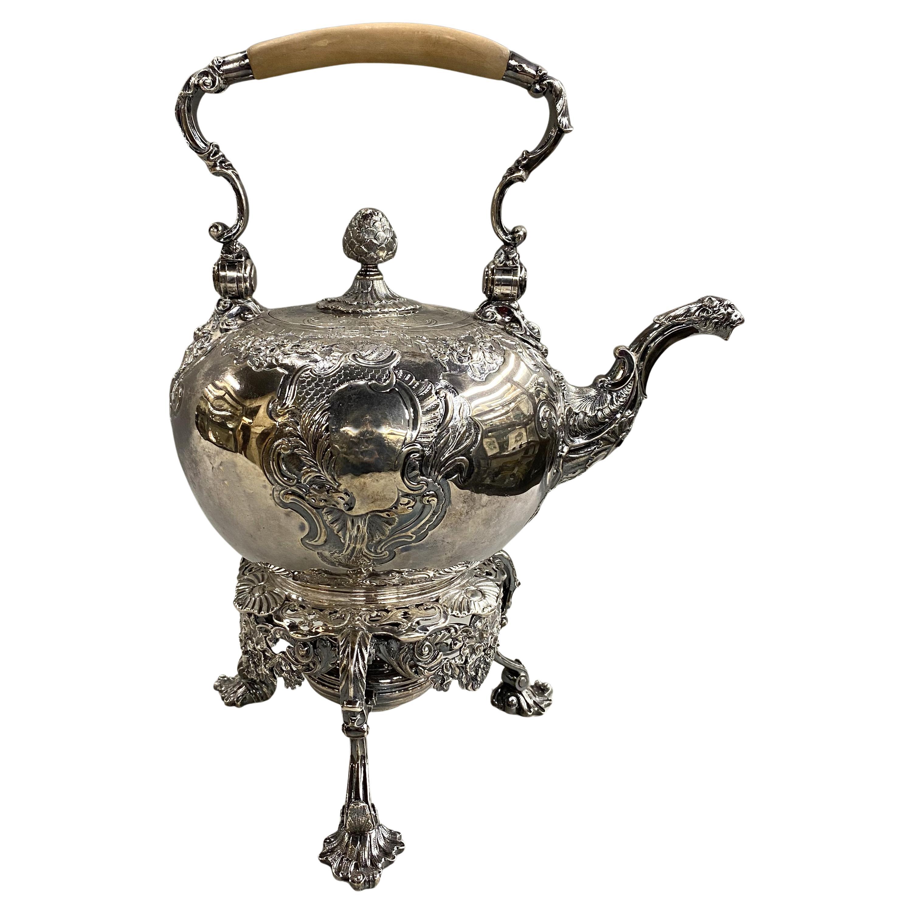 Peter Taylor Tetera de plata de ley de Jorge II sobre soporte, 1741